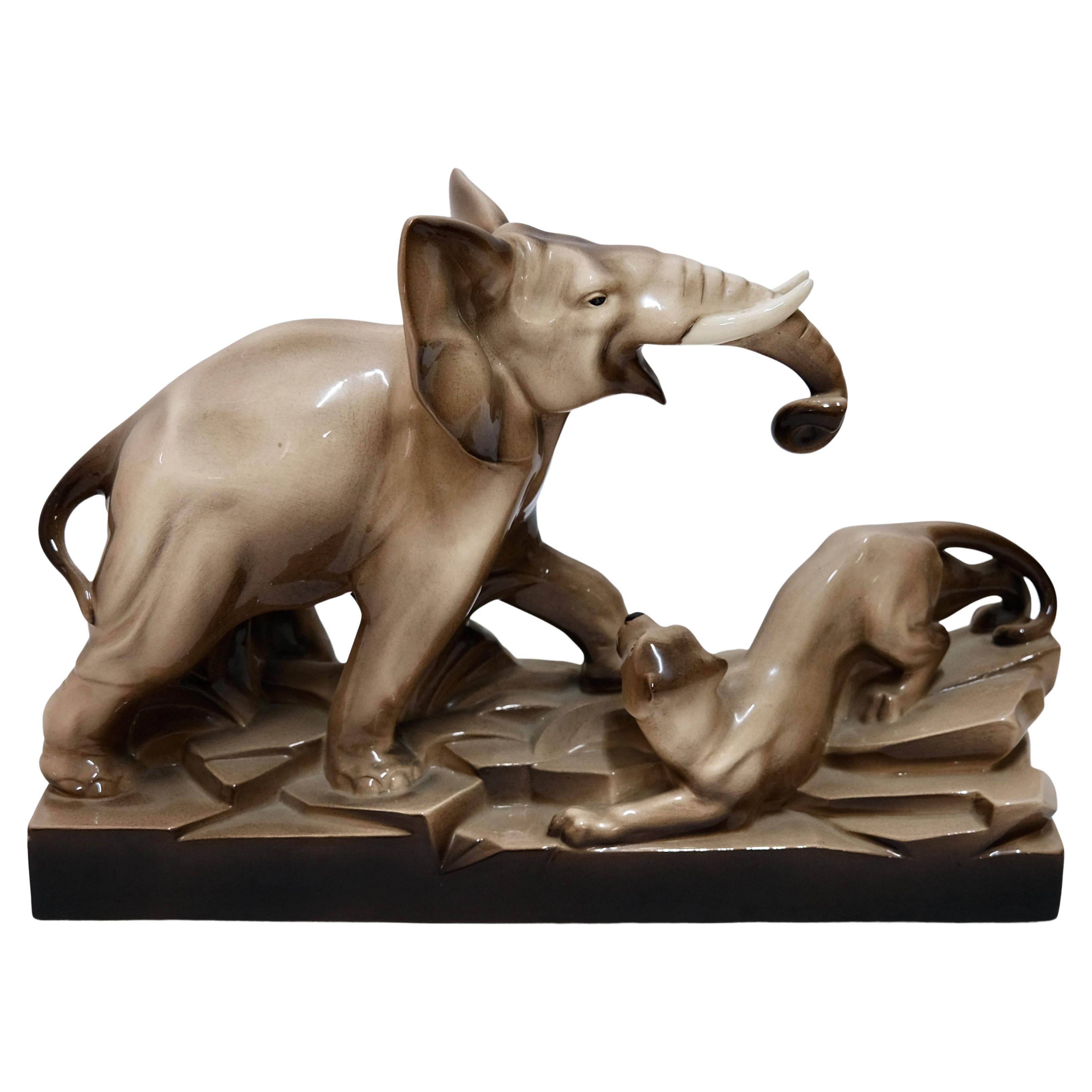 Escultura grande de cerámica esmaltada Art Decó francesa de elefante y pantera en venta