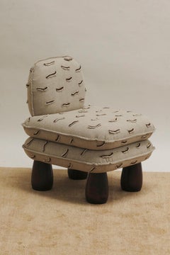 Sillón Elefante de madera de fresno teñida y tapicería de Szymon Keller