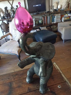 Eléphant assis avec Ballon Fushia de Philippe Berry