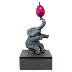 Eléphant assis avec Ballon Fushia de Philippe Berry