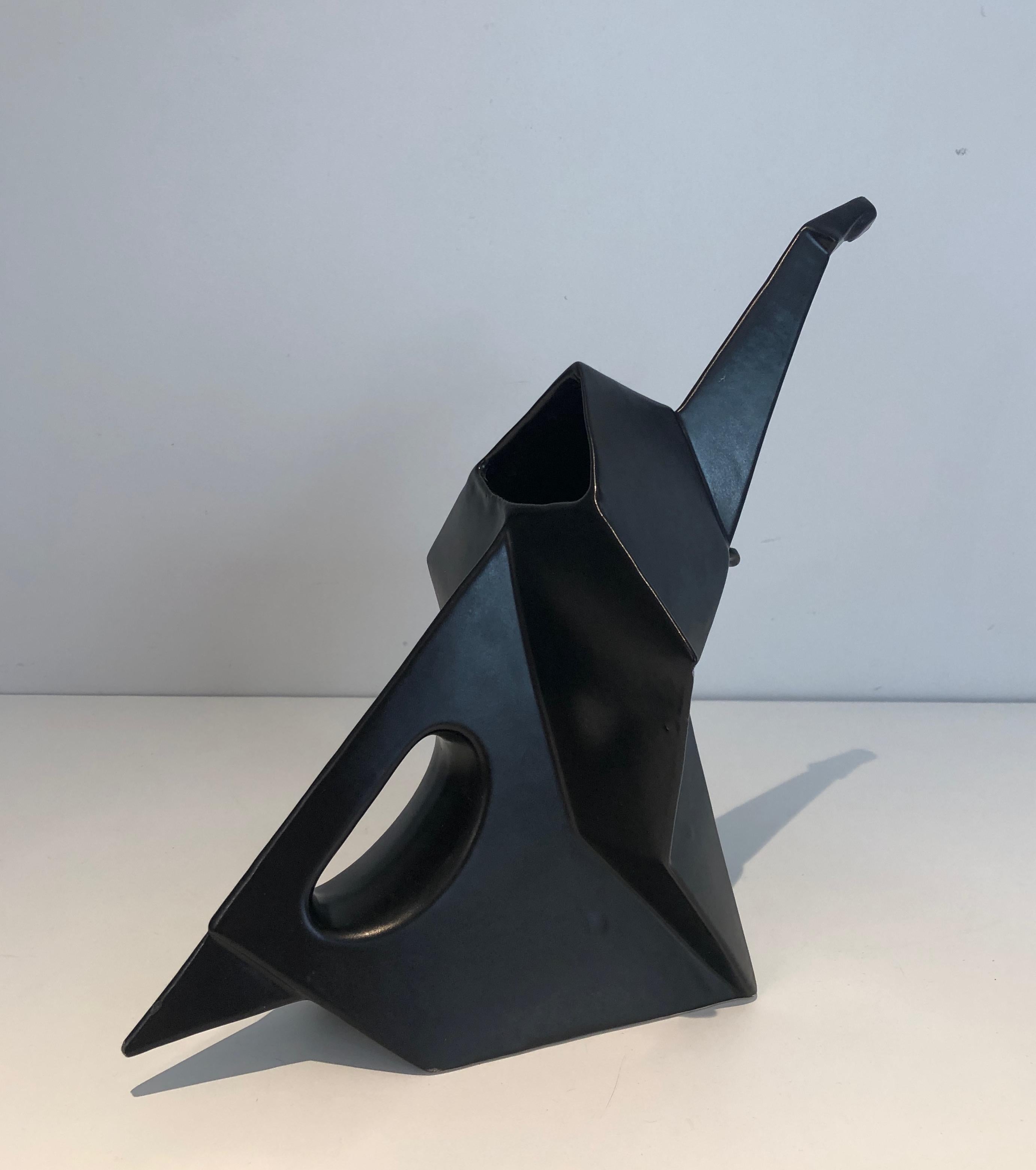 Ce pichet, qui représente un éléphant, est réalisé en céramique émaillée noire. Il s'agit d'une œuvre française, vers 1970.