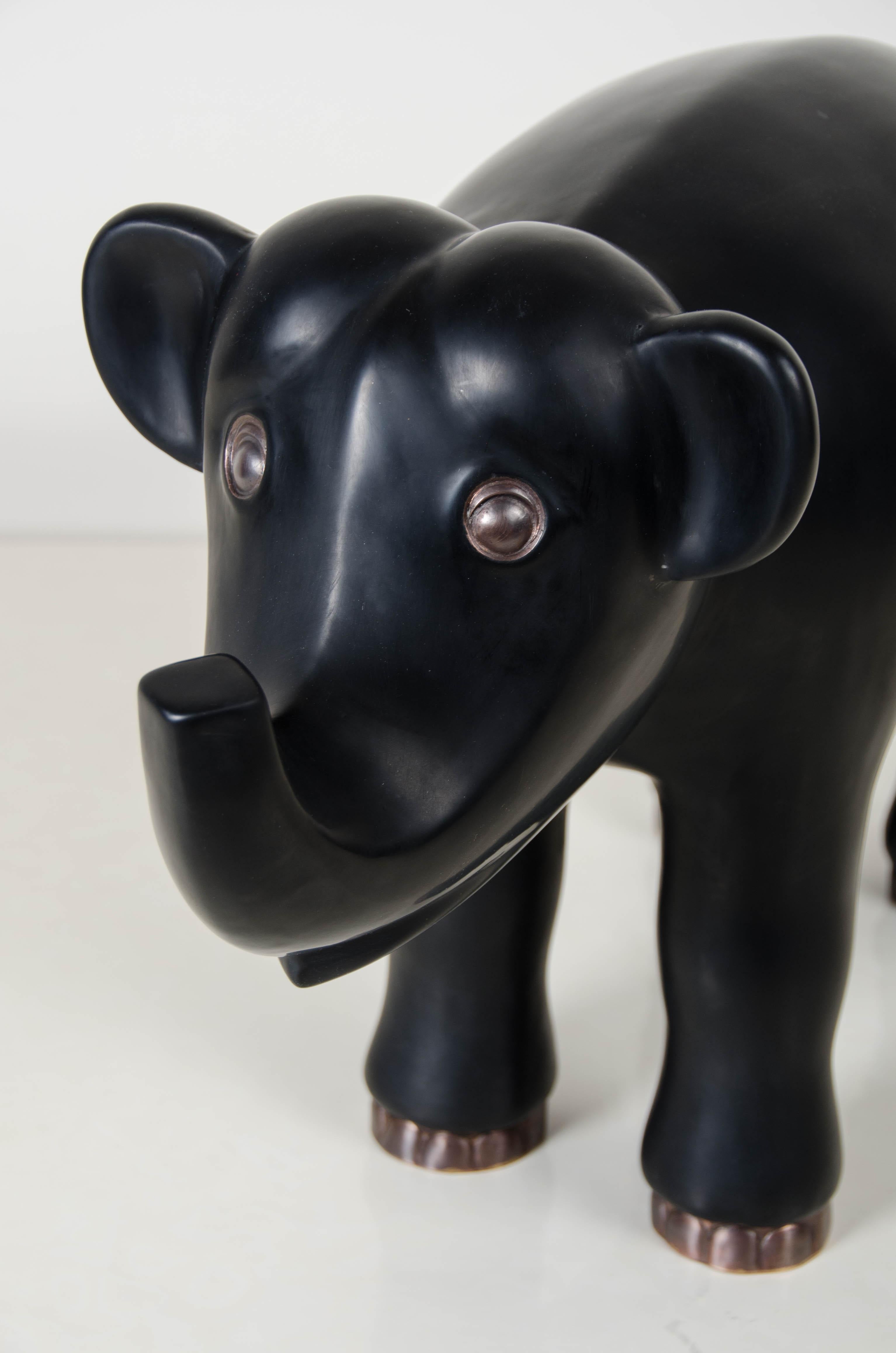 Éléphant, laque noire de Robert Kuo, repoussé à la main, édition limitée Neuf - En vente à Los Angeles, CA