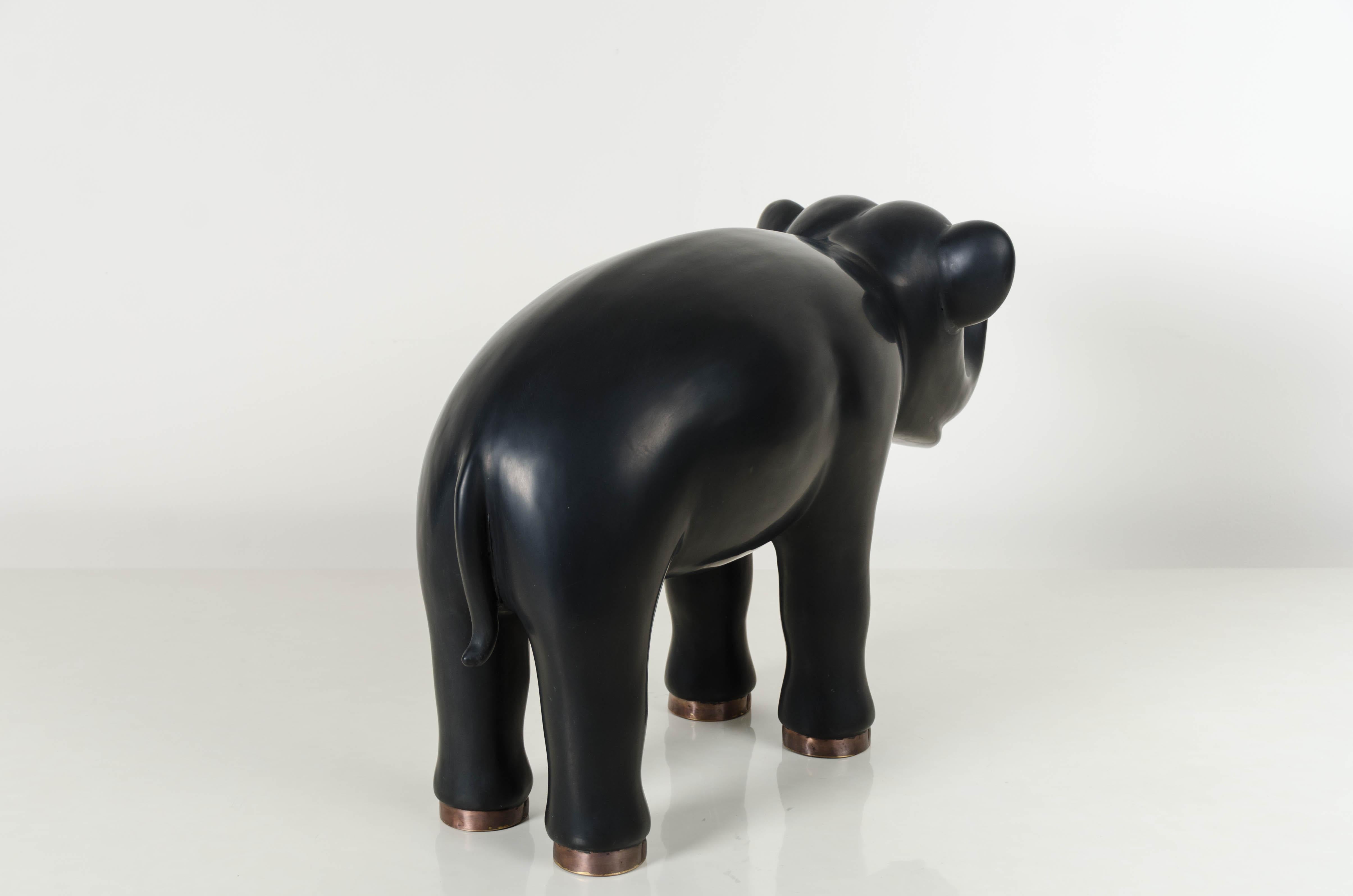 Éléphant, laque noire de Robert Kuo, repoussé à la main, édition limitée en vente 1