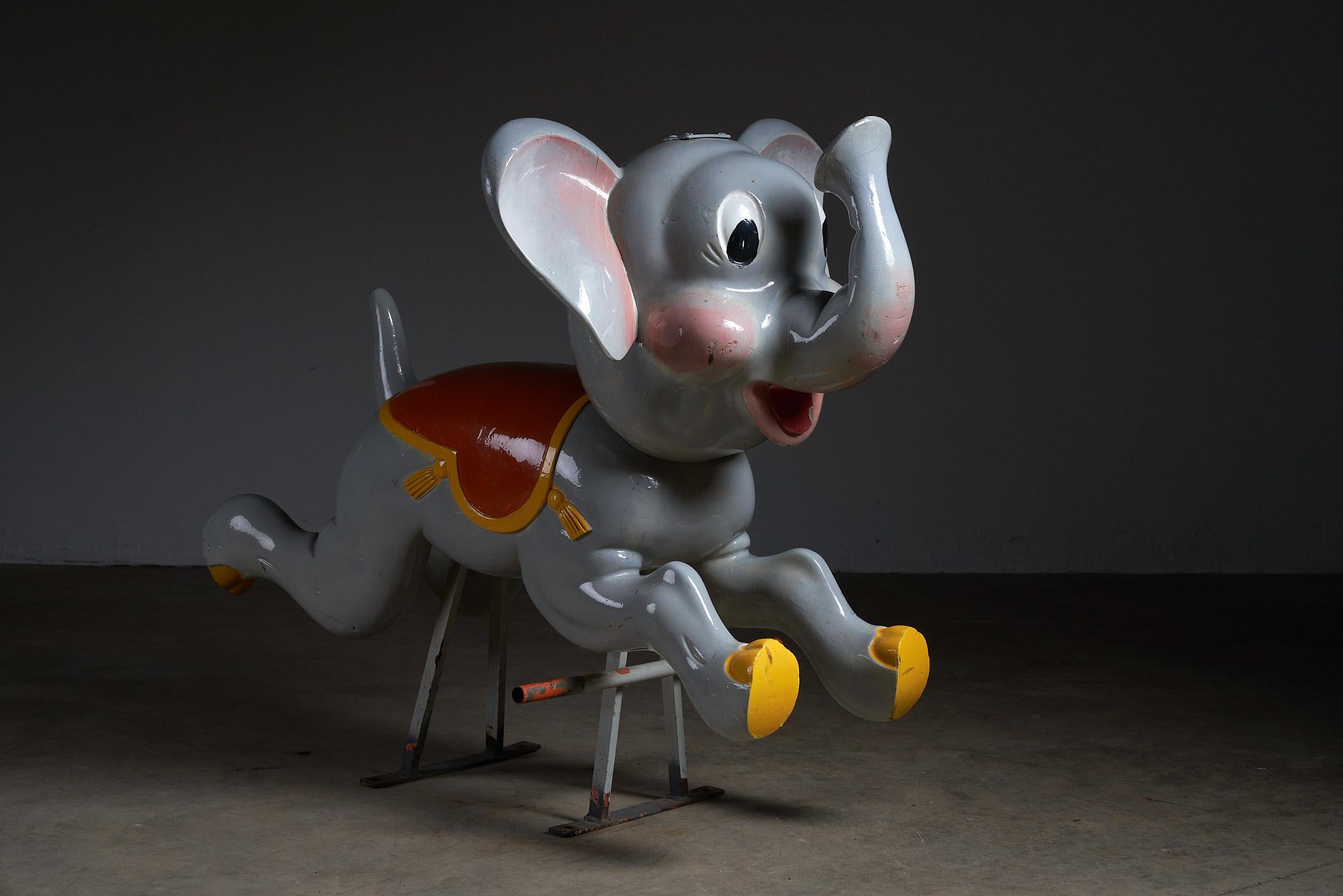 Elefant geschnitzte Holzschnitzte Karussellfigur eines Elefanten: Antik, Bernard Kindt (Handgeschnitzt) im Angebot