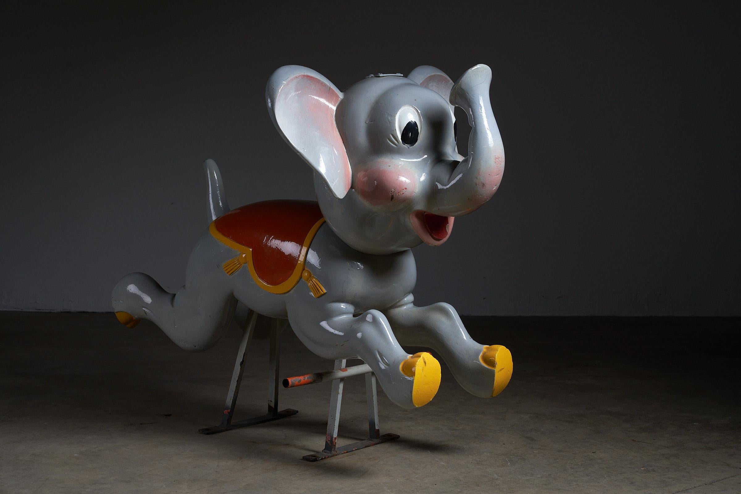 Intagliato a mano Figura di carosello in legno intagliato a forma di elefante: Antico, Bernard Kindt in vendita