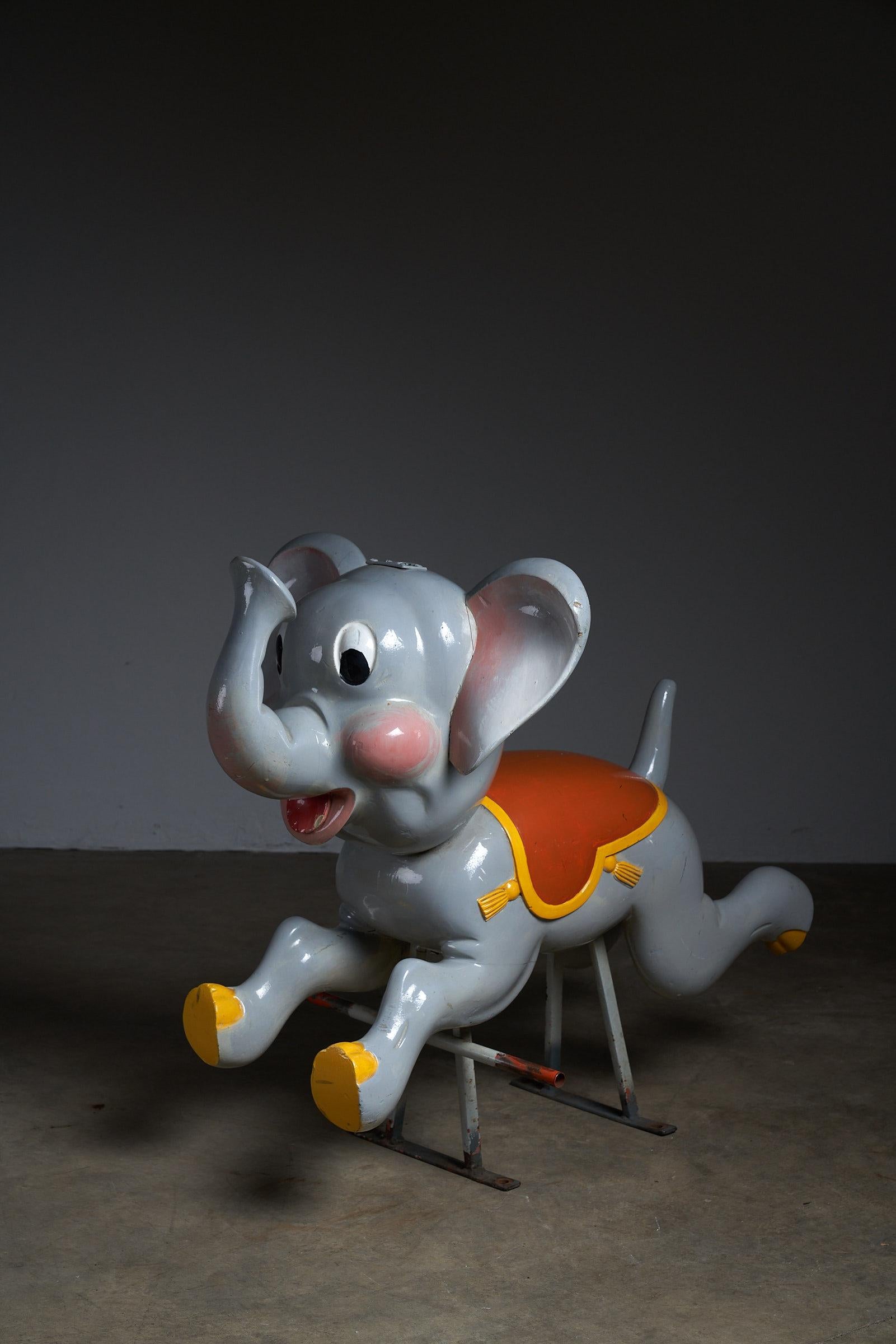 Elefant geschnitzte Holzschnitzte Karussellfigur eines Elefanten: Antik, Bernard Kindt im Zustand „Gut“ im Angebot in Mortsel, BE