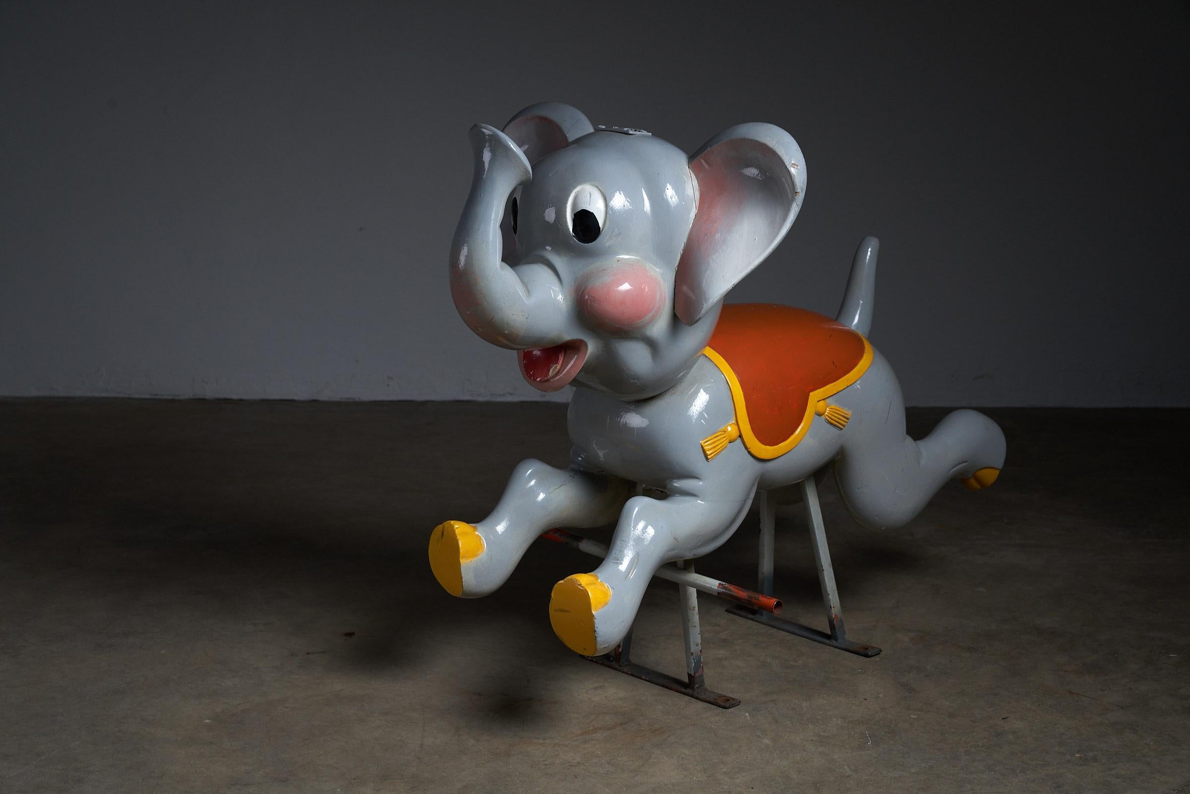 20ième siècle Figure de manège en bois sculpté d'éléphant : Antique, Bernard Kindt en vente
