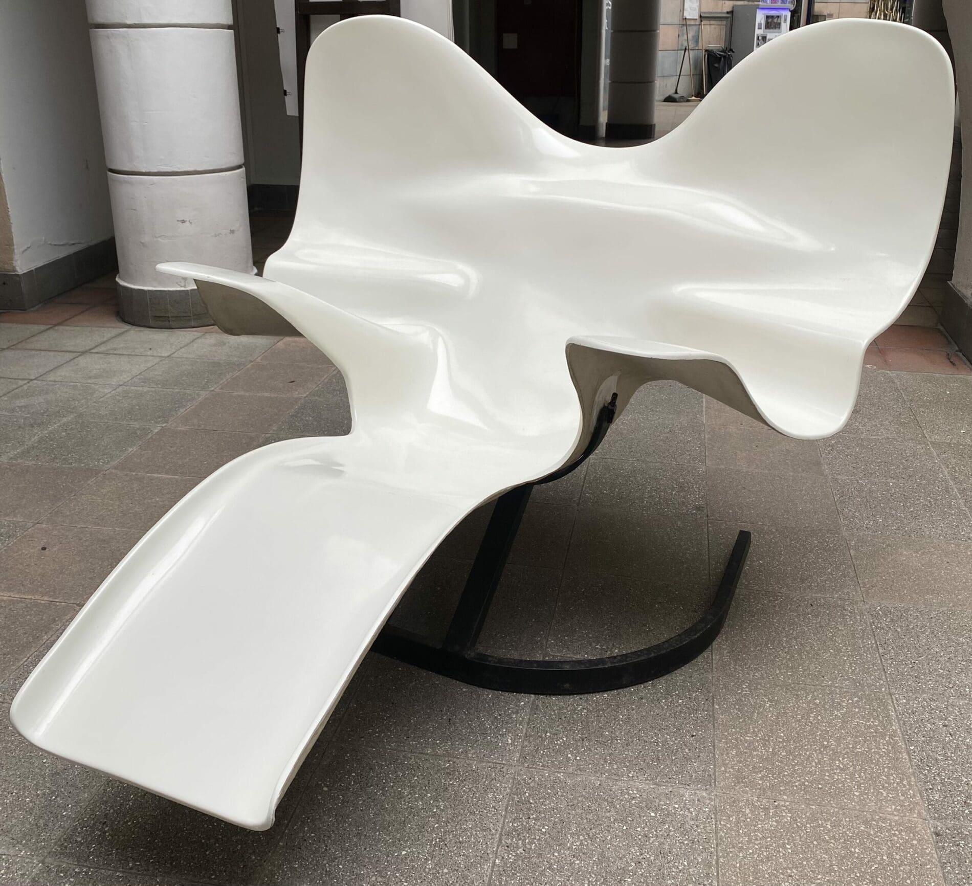 Silla Elefante de Bernard Rancillac
Bernard Rancillac 
Diseño 1966
Sillón de plástico moldeado reforzado con fibra de vidrio blanco montado sobre una base de metal lacado negro 
Firmado y numerado en el reverso 78/100
Publicado por Michel