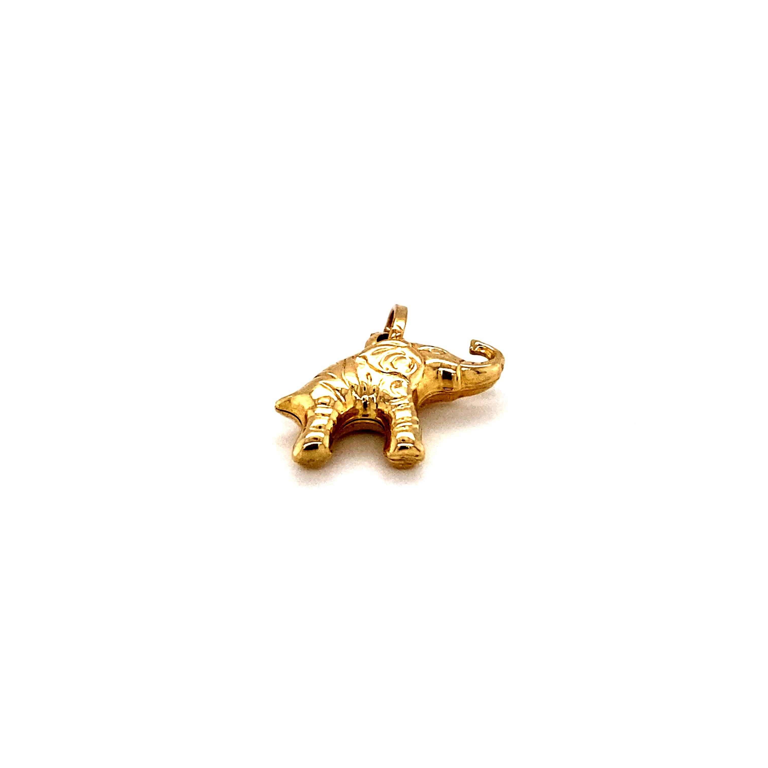 Circa: 1980s
Metal Type: 14 karat gold
Weight: 1.3 grams
Length: 21.4mm