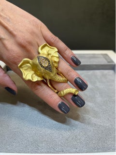 Elephant Cocktail Ring in 18k yellow gold set with white and brown diamonds