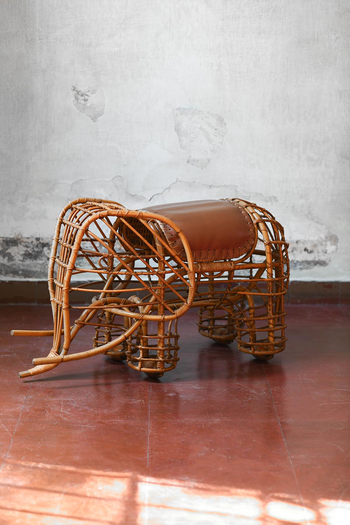 Elephant container in rush and leather with wooden wheels, 1970
Product details
Dimensions: 105 B x 55 H × 40 D cm
