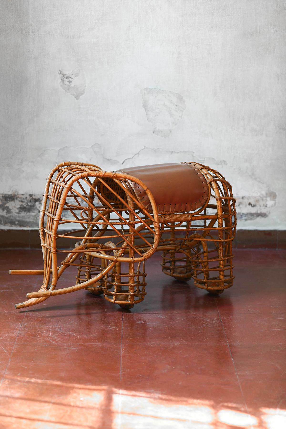 Elephant-Shaped Storage in Wicker, Leather, and Wooden Wheels, Model 676 – Design by Olaf Von Bohr for Bonacina, 1960s
Product Details
Provided with a certificate of authenticity issued by Bonacina1889.
Dimensions: 105 W x 55 H x 40 D cm