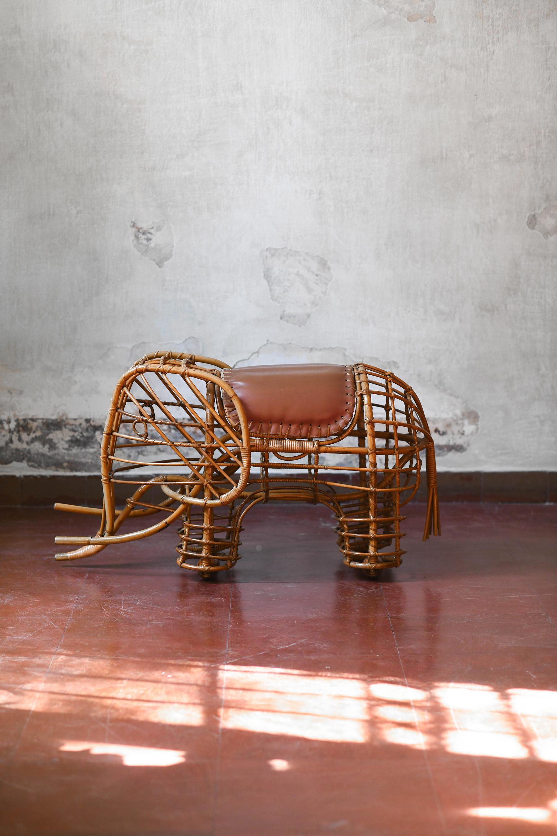 Elephant container in rush and leather with wooden wheels, 1970 In Good Condition For Sale In Roma, RM