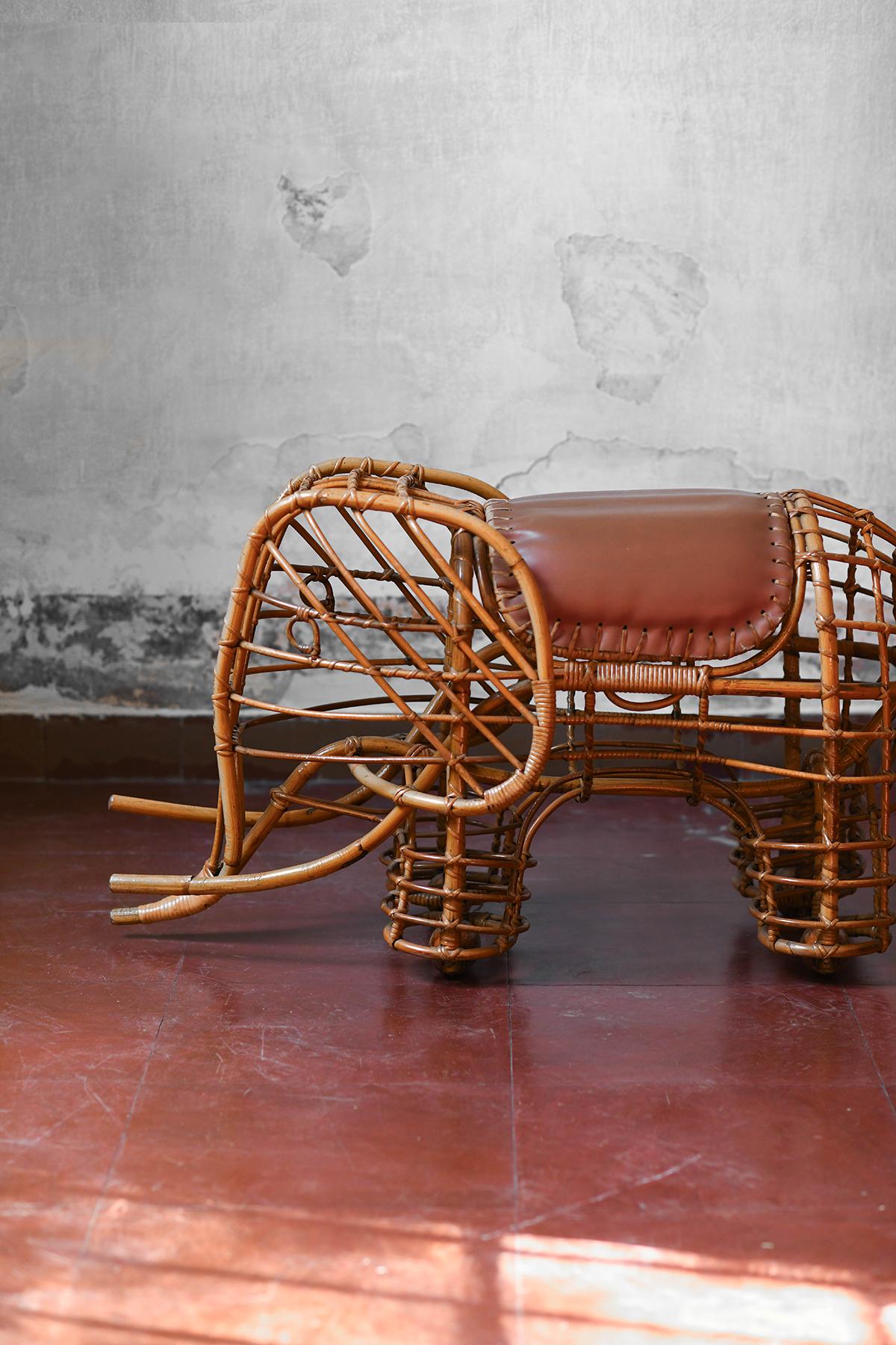 Late 20th Century Elephant container in rush and leather with wooden wheels, 1970 For Sale