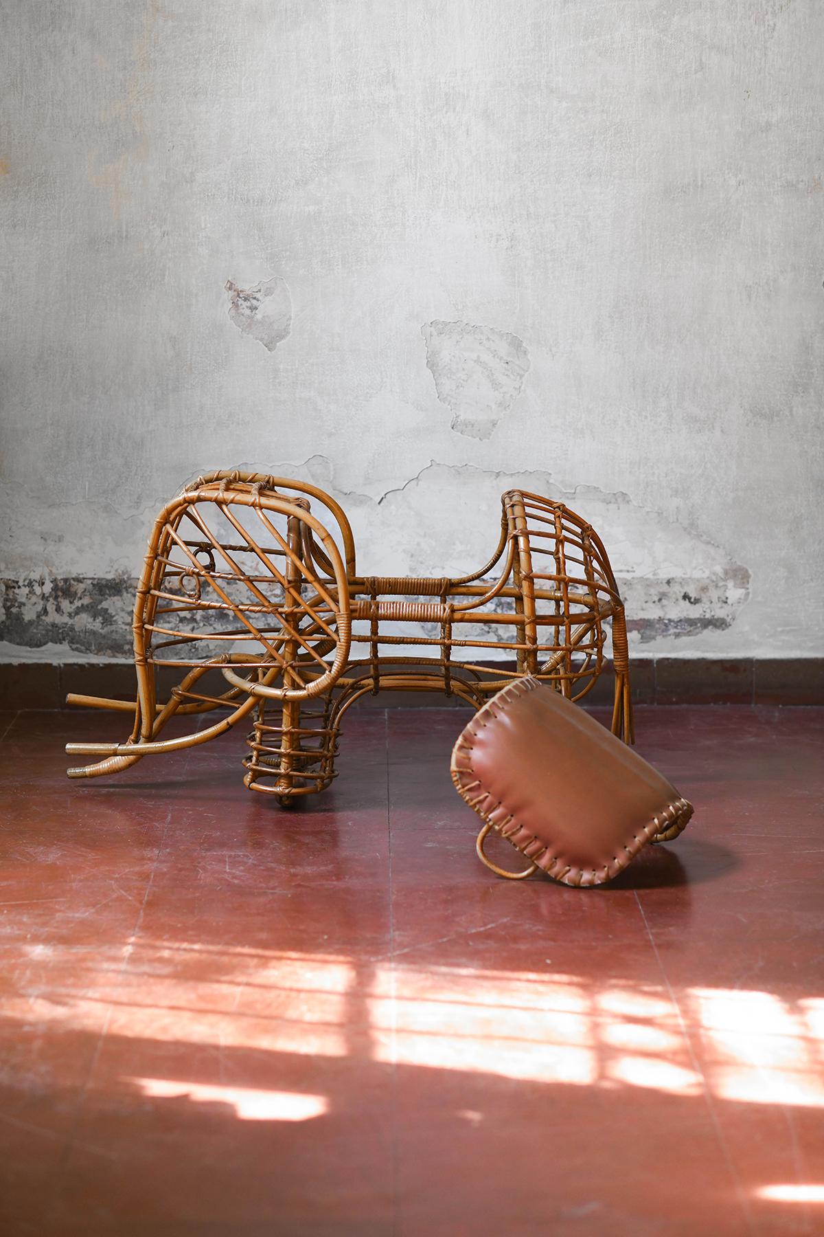 Elephant container in rush and leather with wooden wheels, 1970 For Sale 1