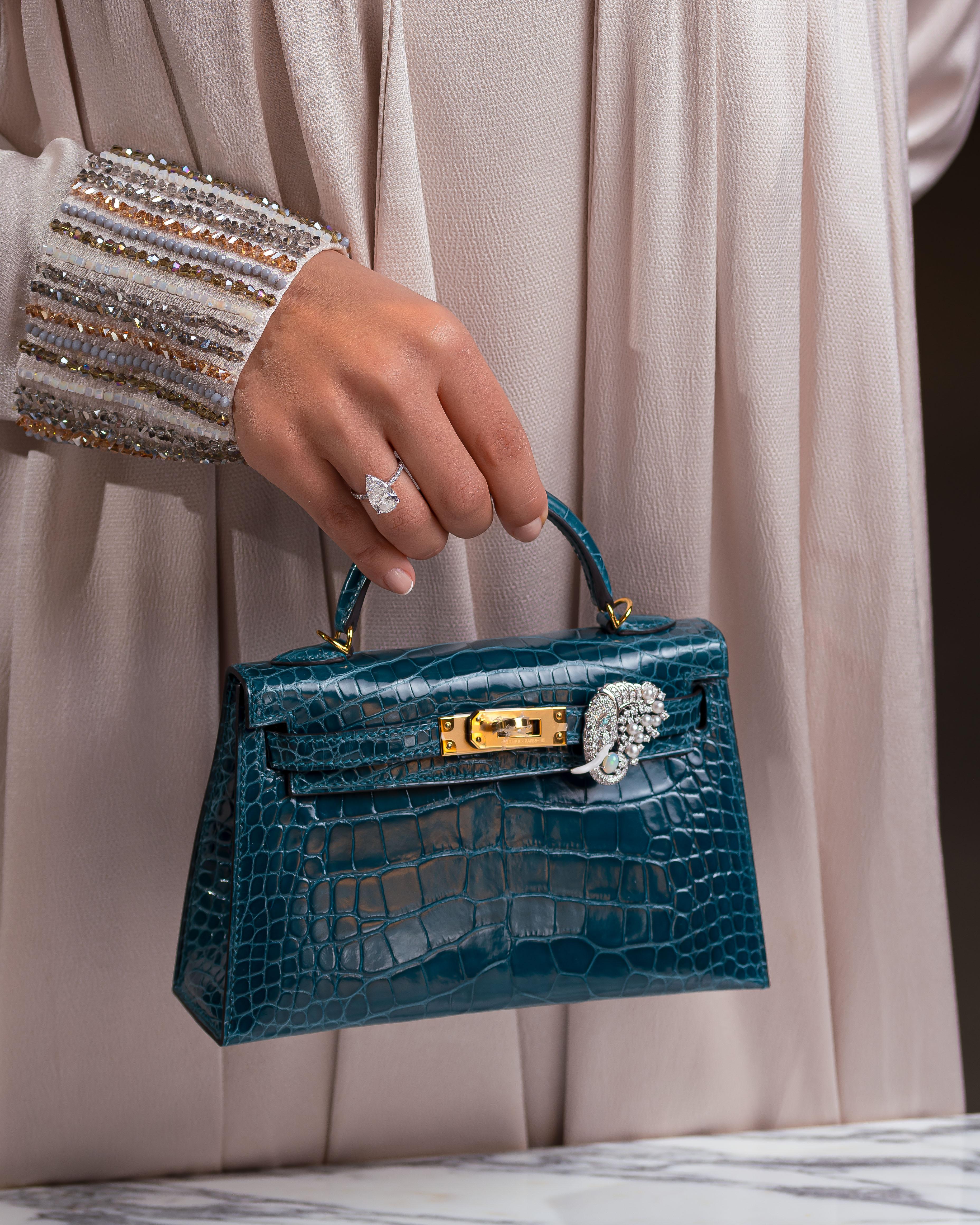 Donde la fuerza se une a la serenidad. La Bolsa Bijoux Elefante de Ashna Mehta es un símbolo regio de sabiduría, protección y gracia, magistralmente elaborado en oro blanco de 18 quilates y adornado con diamantes naturales FG/VVS-VS, luminosas