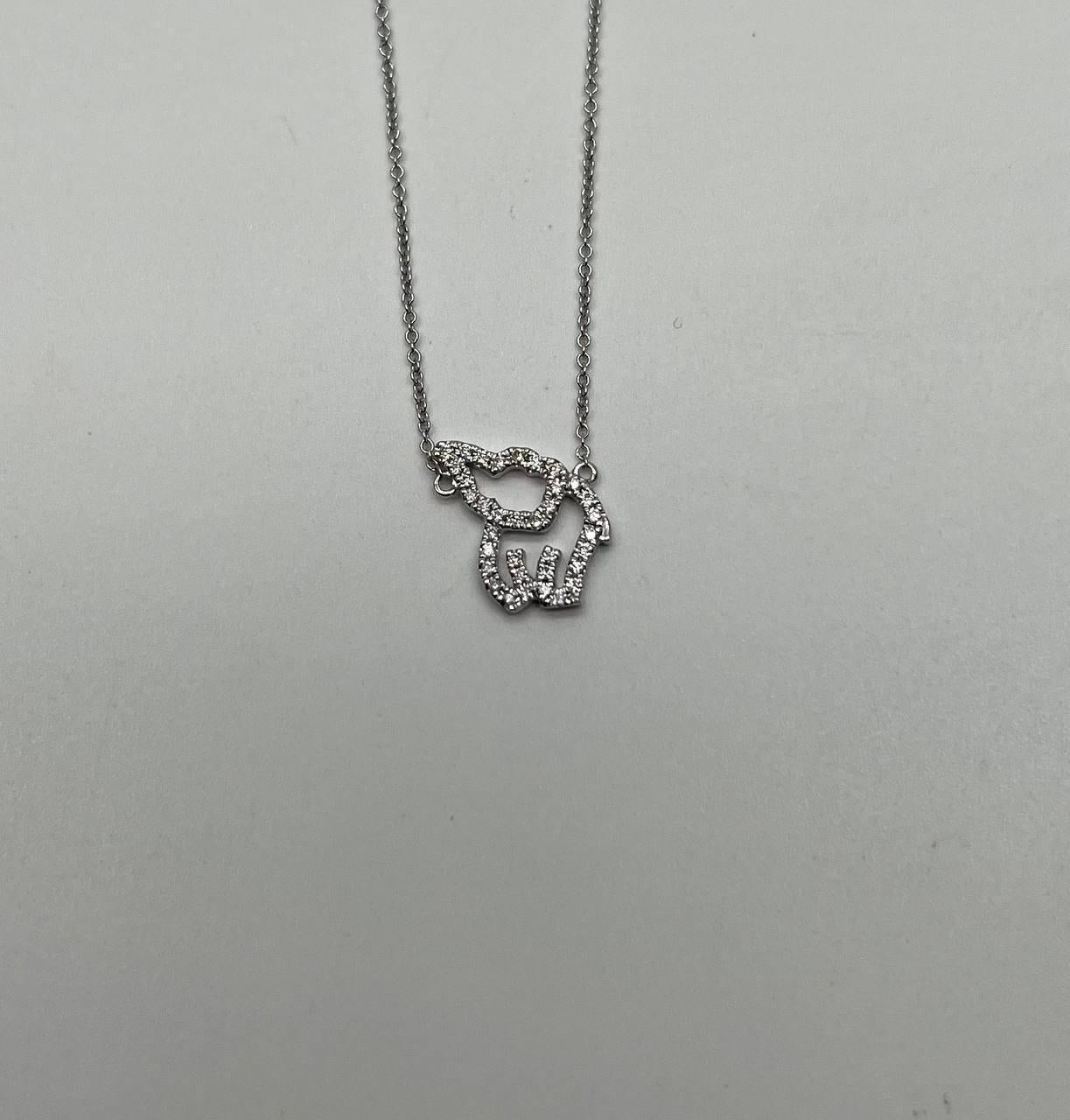 Questa elegante collana con ciondolo presenta un delicato design aperto ornato da scintillanti diamanti bianchi. L'intricato motivo è incastonato in lucente oro bianco 18 carati, per un'estetica raffinata e moderna. Peso totale dei diamanti: 0,21