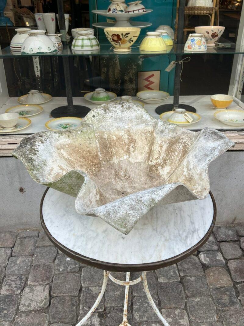 Encantadora y elegante jardinera / maceta de jardín, obra del conocido diseñador Willy Guhl y fabricada en fibrocemento. Este diseño en concreto tiene una bonita forma de gofre/papel, y se conoce como 