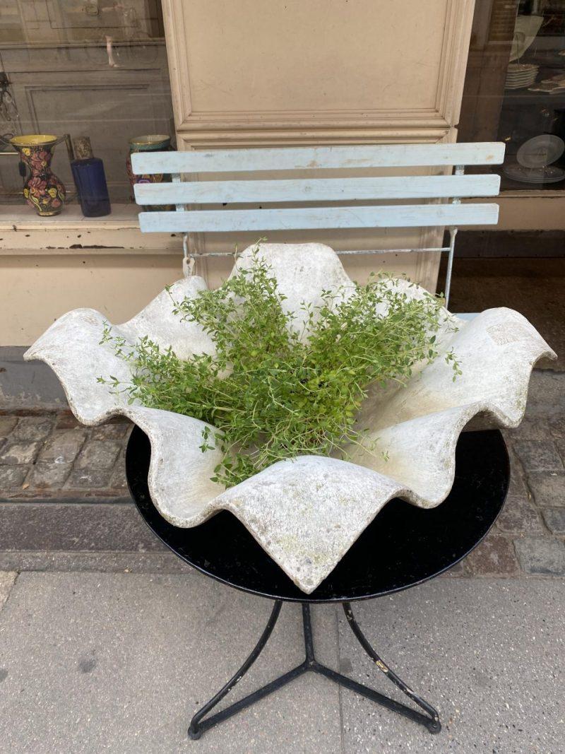 Elegant and large and not least sought after vintage garden planter / jardiniere, known as Elephant Ear Handkerchief and designed by the Swiss Willy Guhl. Shaped as a large bowl-like folded and bowed formed dish, made of fibre cement for the French
