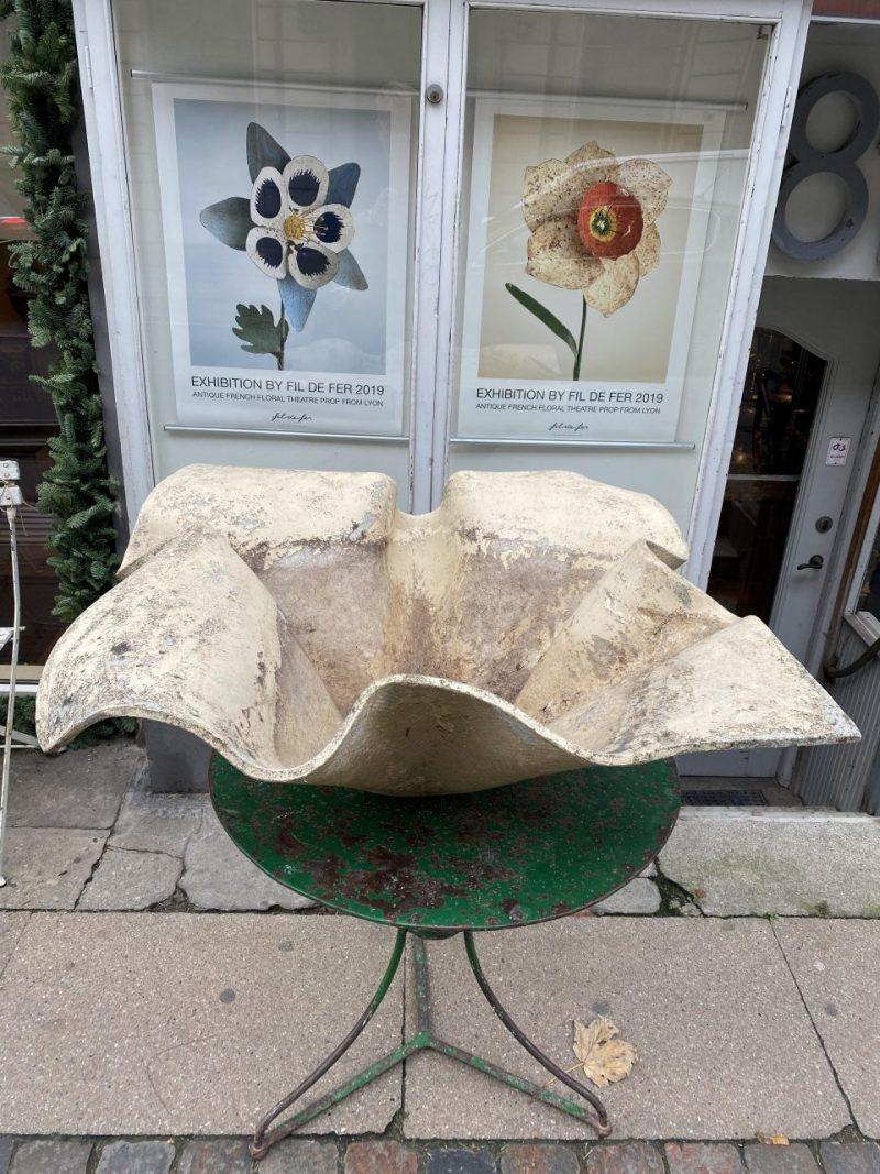 Charming, large, and stylish jardiniere / garden pot, by the renowned designer Willy Guhl and produced in fibre cement. This particular one of his designs has a beautiful waffle / paper shape, and is known as ‘elephant ear’.

Notice the delightful