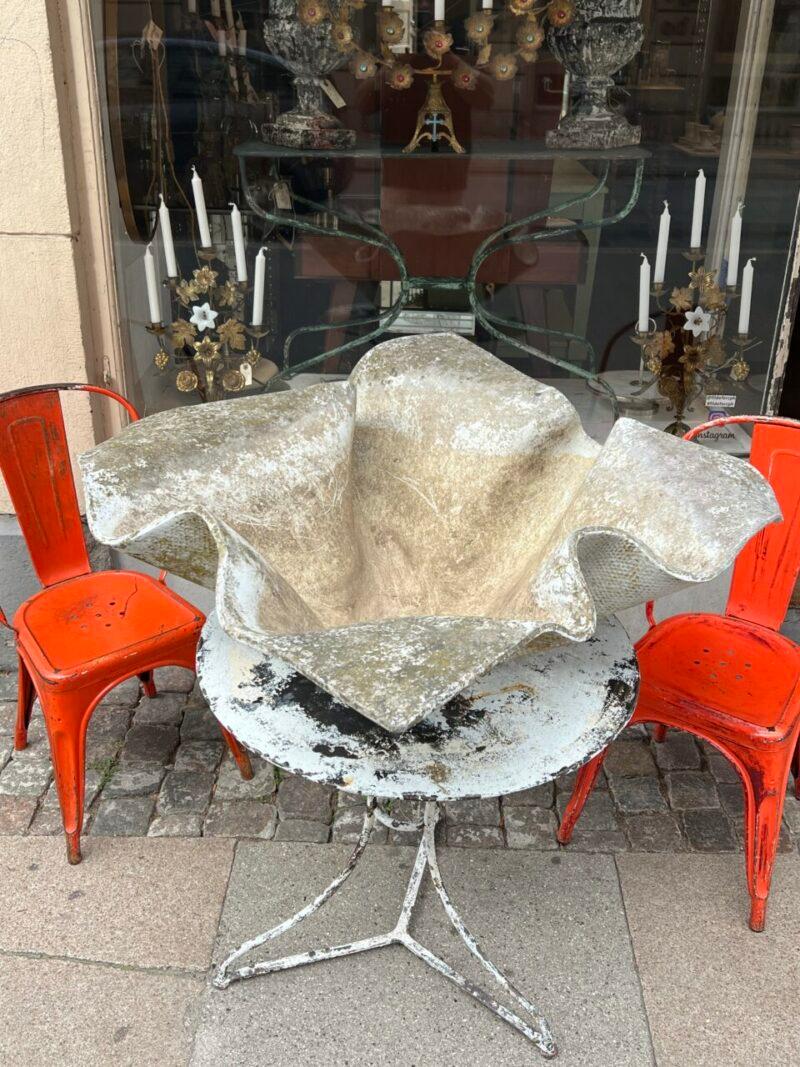Charming, large, and stylish jardiniere / garden pot, by the renowned designer Willy Guhl and produced in fibre cement. This particular one of his designs has a beautiful handkerchief / paper shape, and is known as ‘elephant ear’.

Notice the