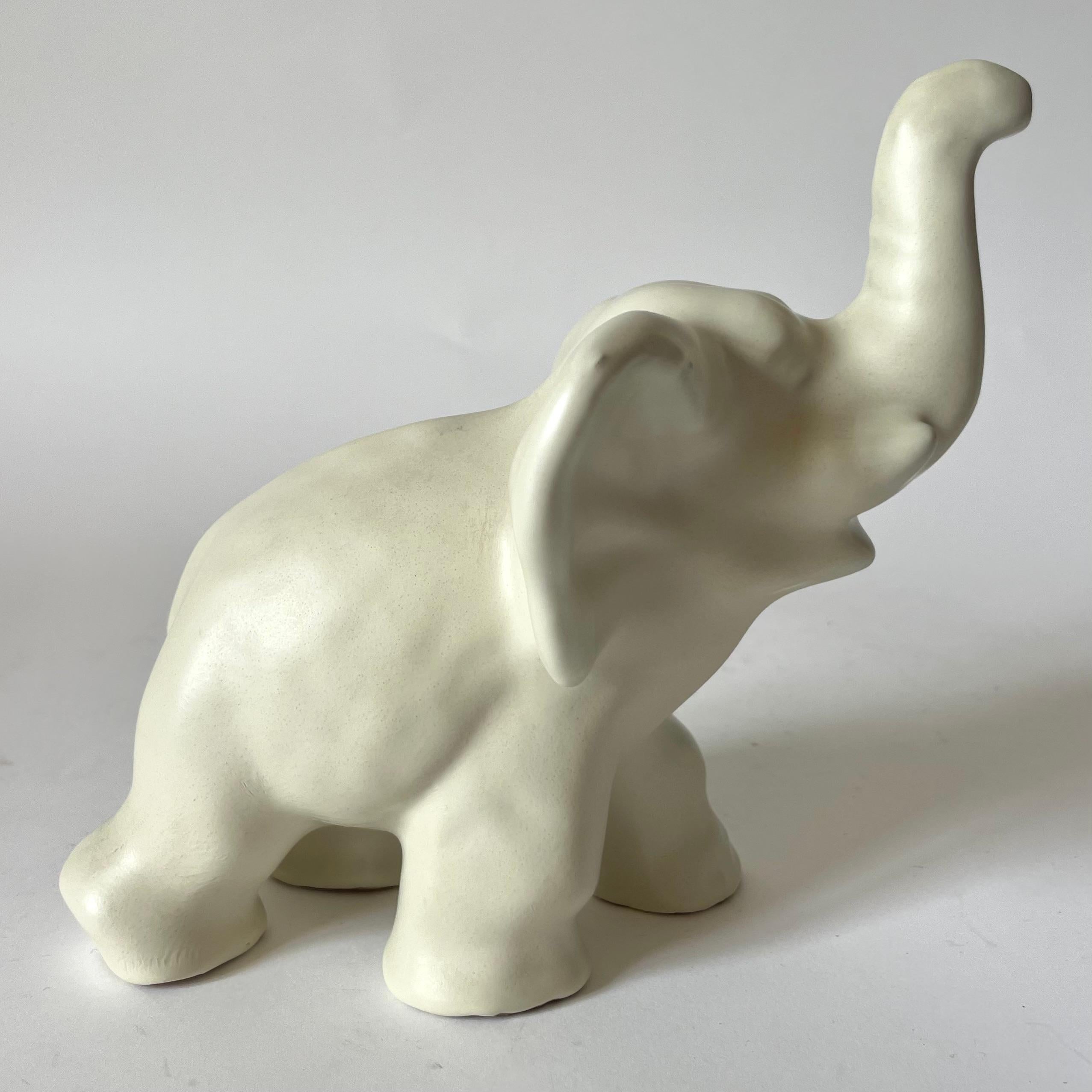 Milieu du XXe siècle Elephant Family by Vicke Lindstrand for Upsala-Ekeby, Sweden, 1940s en vente