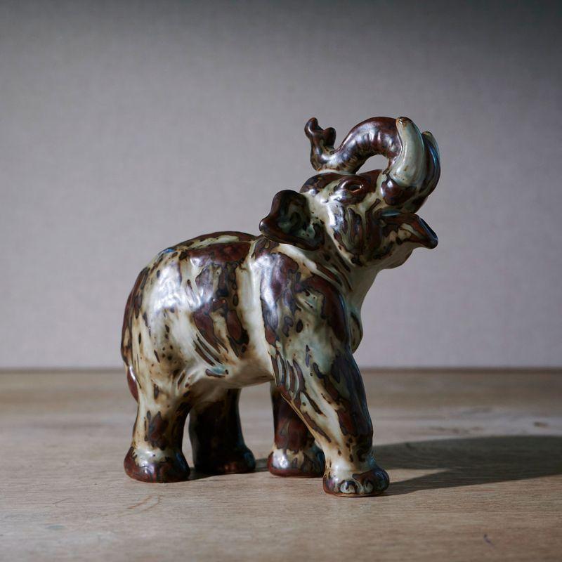 Elefantenfigur aus Keramik von Knud Kyhn (Mitte des 20. Jahrhunderts) im Angebot
