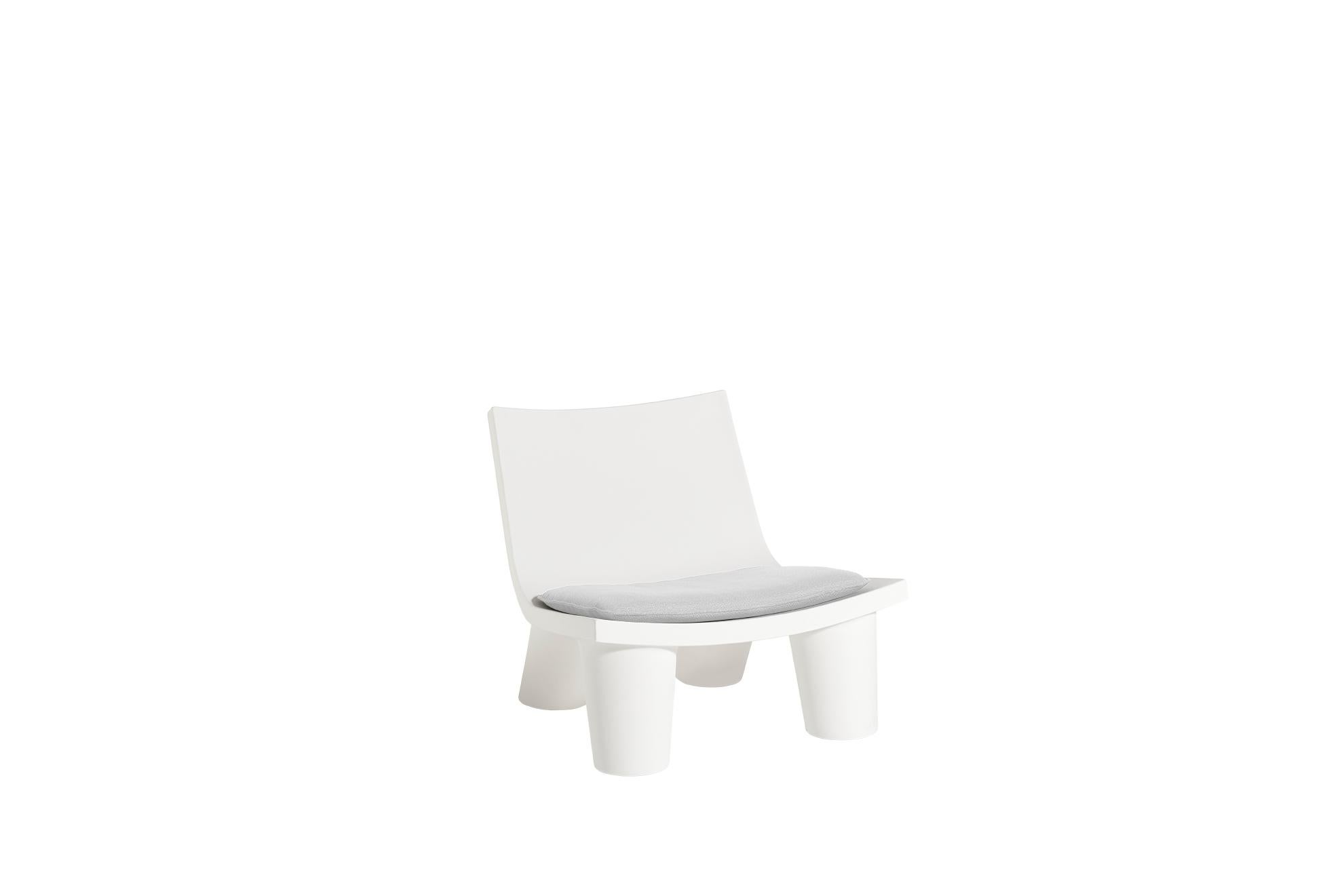 Chaise basse Lita gris éléphant avec coussin par OTTO Studio en vente 4