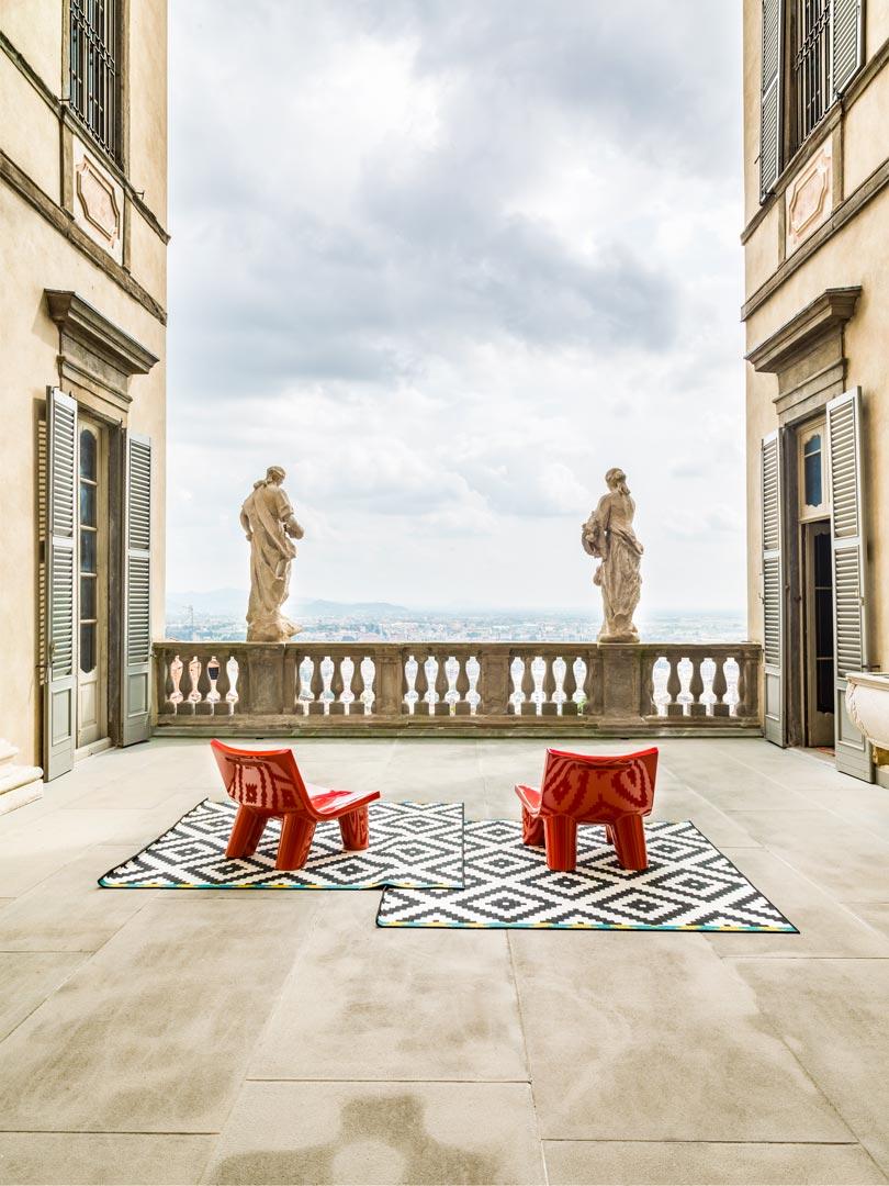 XXIe siècle et contemporain Chaise basse Lita gris éléphant avec coussin par OTTO Studio en vente