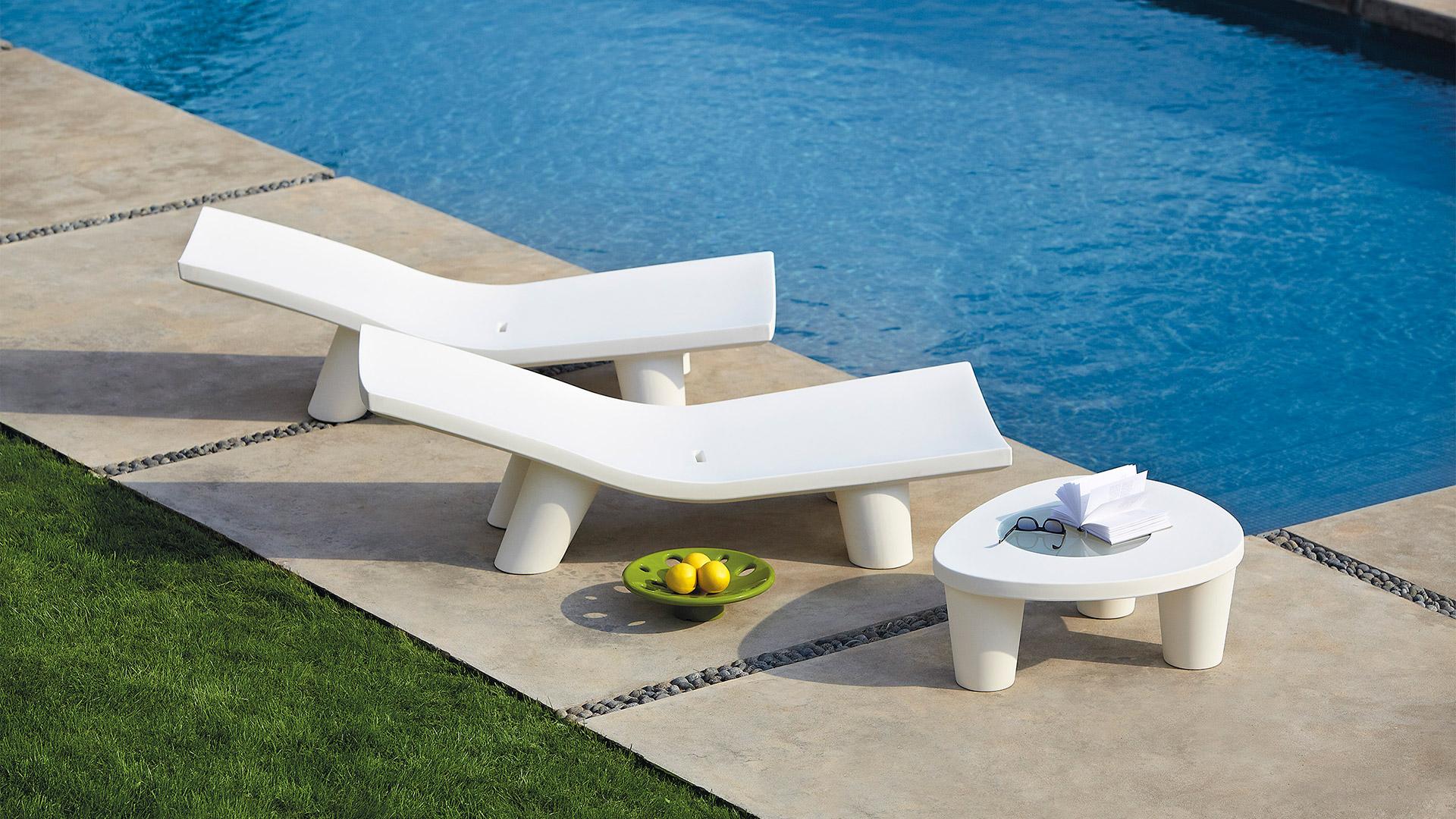 Niedriger Lita-Couchtisch mit Elefantengrau von Paola Navone (Postmoderne) im Angebot