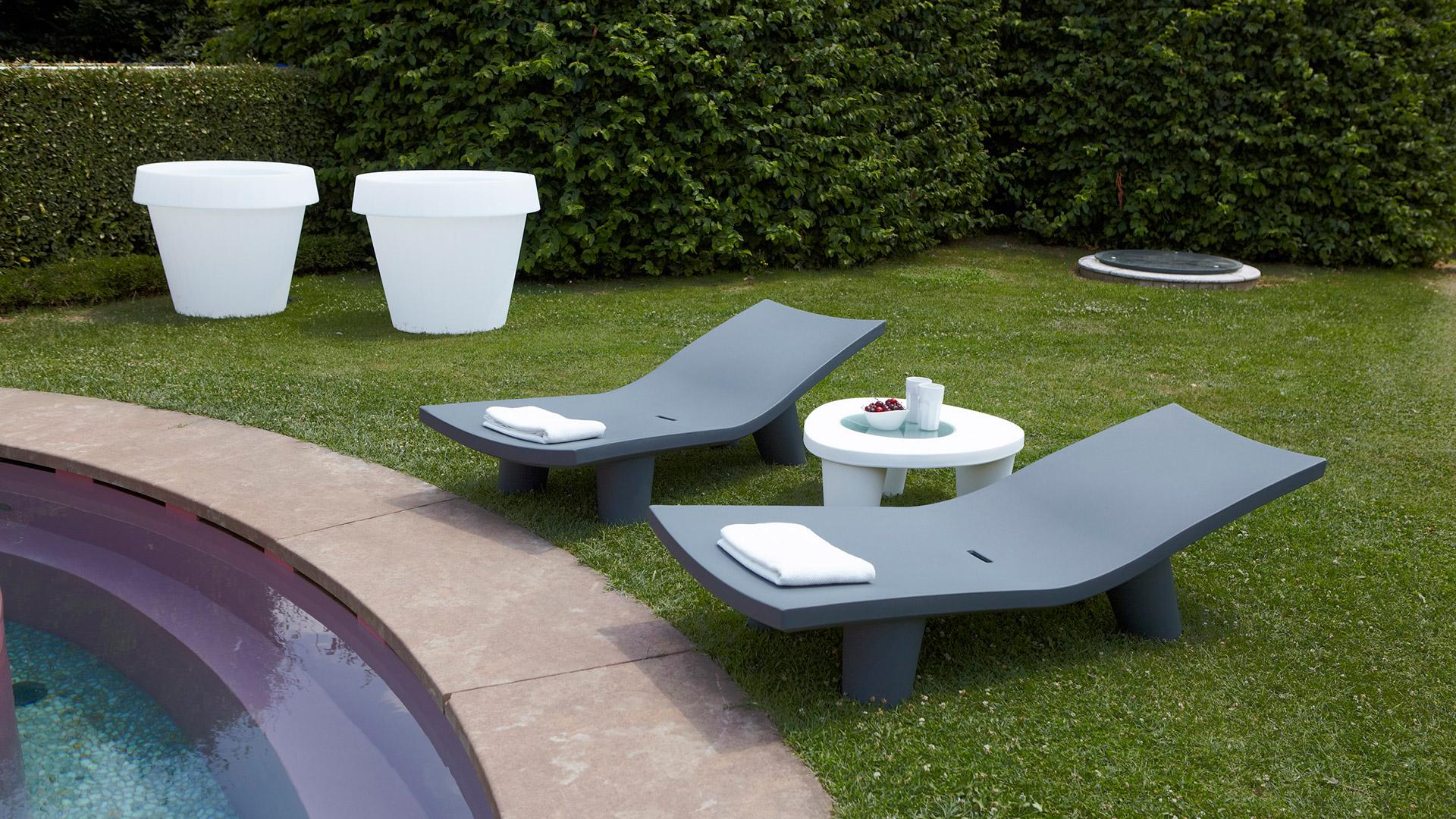 Niedriger Lita-Couchtisch mit Elefantengrau von Paola Navone (Gehärtet) im Angebot