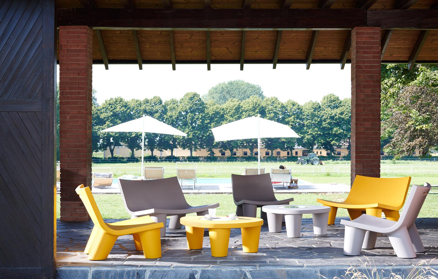 Niedriger Lita-Couchtisch mit Elefantengrau von Paola Navone im Zustand „Neu“ im Angebot in Geneve, CH