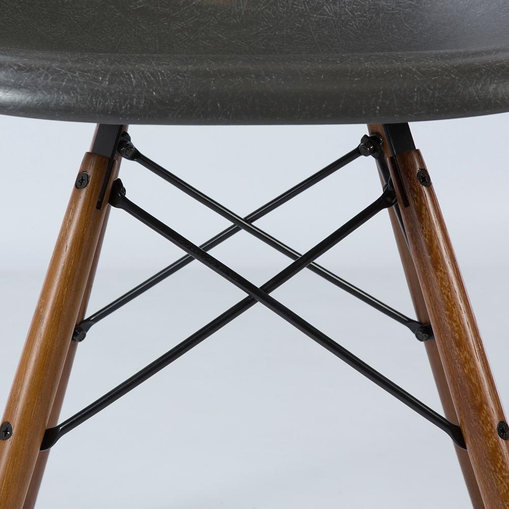 Elephant Grey Vitra Eames DSW Fiberglass Dining Side Shell Chair In Good Condition In Loughborough, Leicester