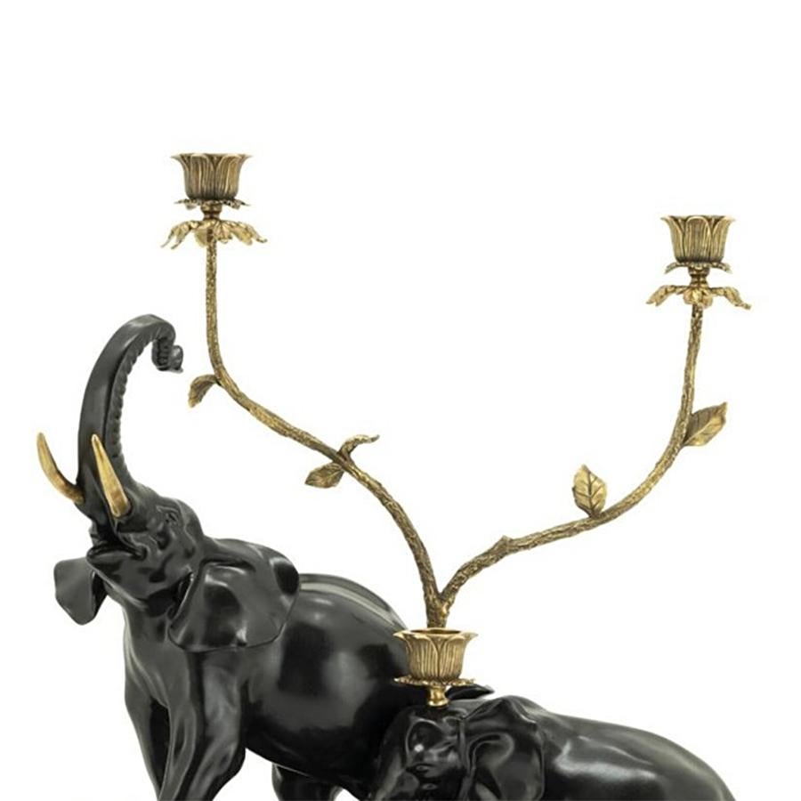 Candleholder Elephant Group Black with porcelain made in 
hand-painted black finish and with brass details. With three 
candleholder for three candles. Candles not included.