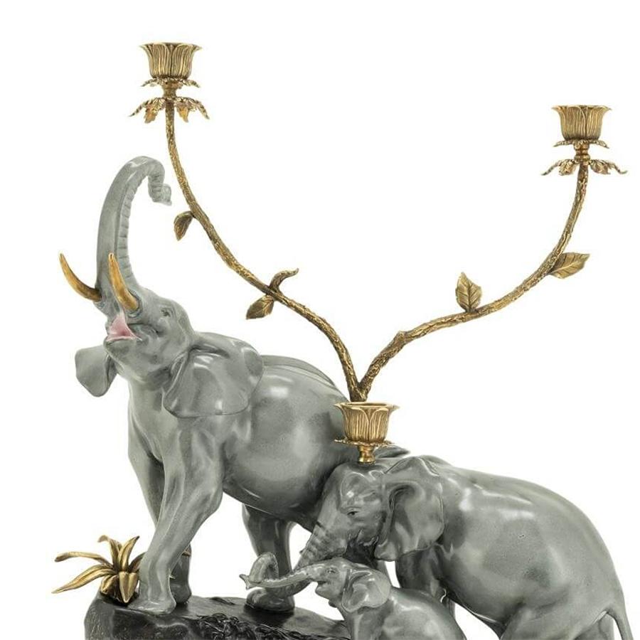 Candleholder Elephant Group Grey porcelain made in 
hand-painted porcelain and with brass details. With three 
candleholder for three candles. Candles not included.