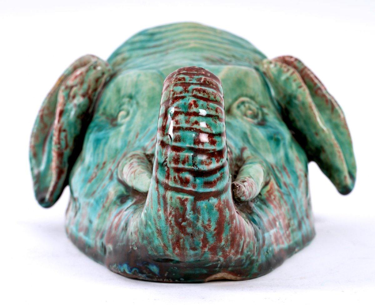 Coming from the province of Hunan, this elephant's head, to hang, which can accommodate bouquets or offerings, is a magnificent creation in glazed ceramic in turquoise color with brown threads.

The elephant is one of the most powerful on earth