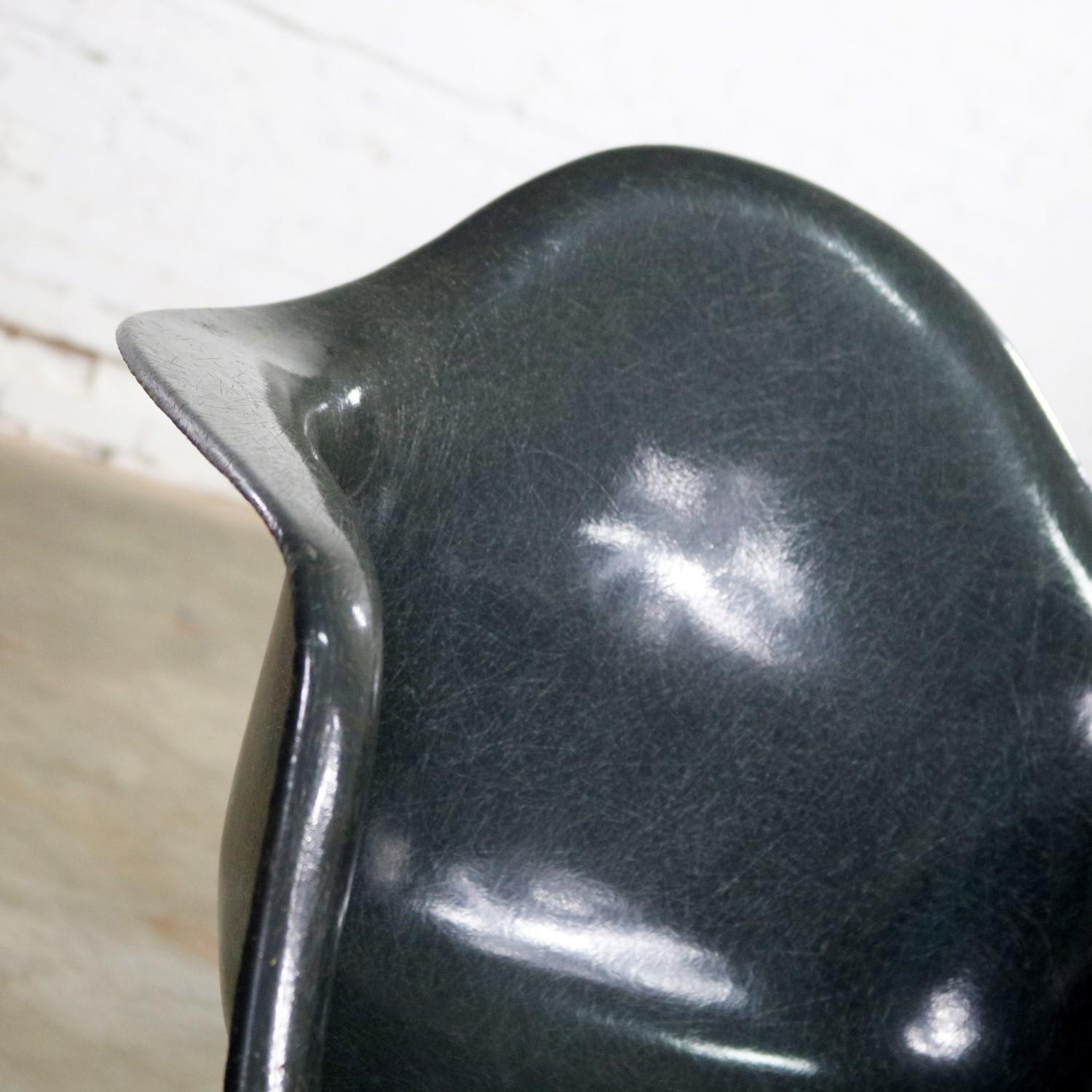 Chaise Eames Herman Miller DAX gris peau d'éléphant en fibre de verre moulée en vente 5