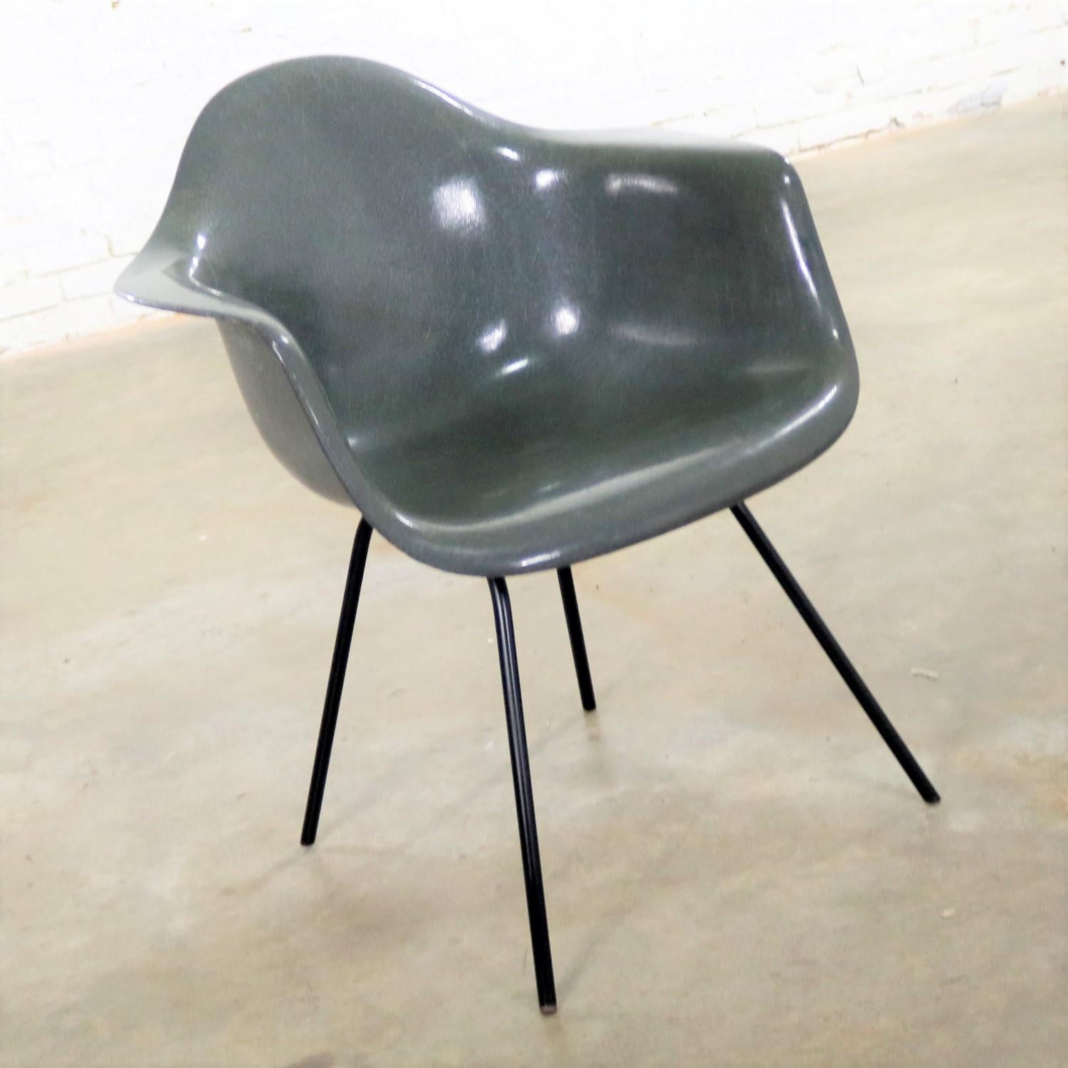 gray eames chair