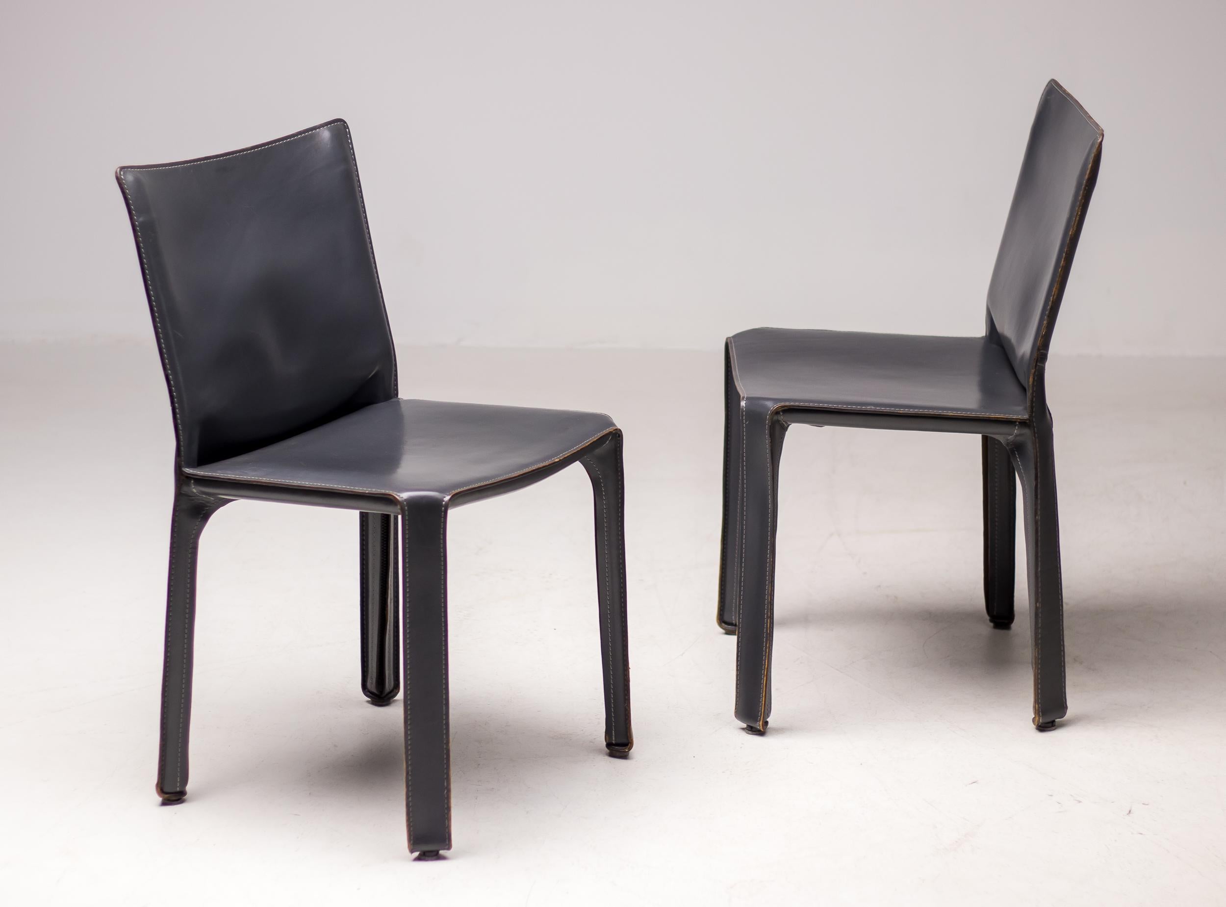Sedia laterale modello Cab, disegnata da Mario Bellini per Cassina.
Splendido esemplare del 1980 con pelle grigia di pelle di elefante morbida come il burro, appena ricondizionata e perfettamente usurata da molti anni di utilizzo. Leggera patina,
