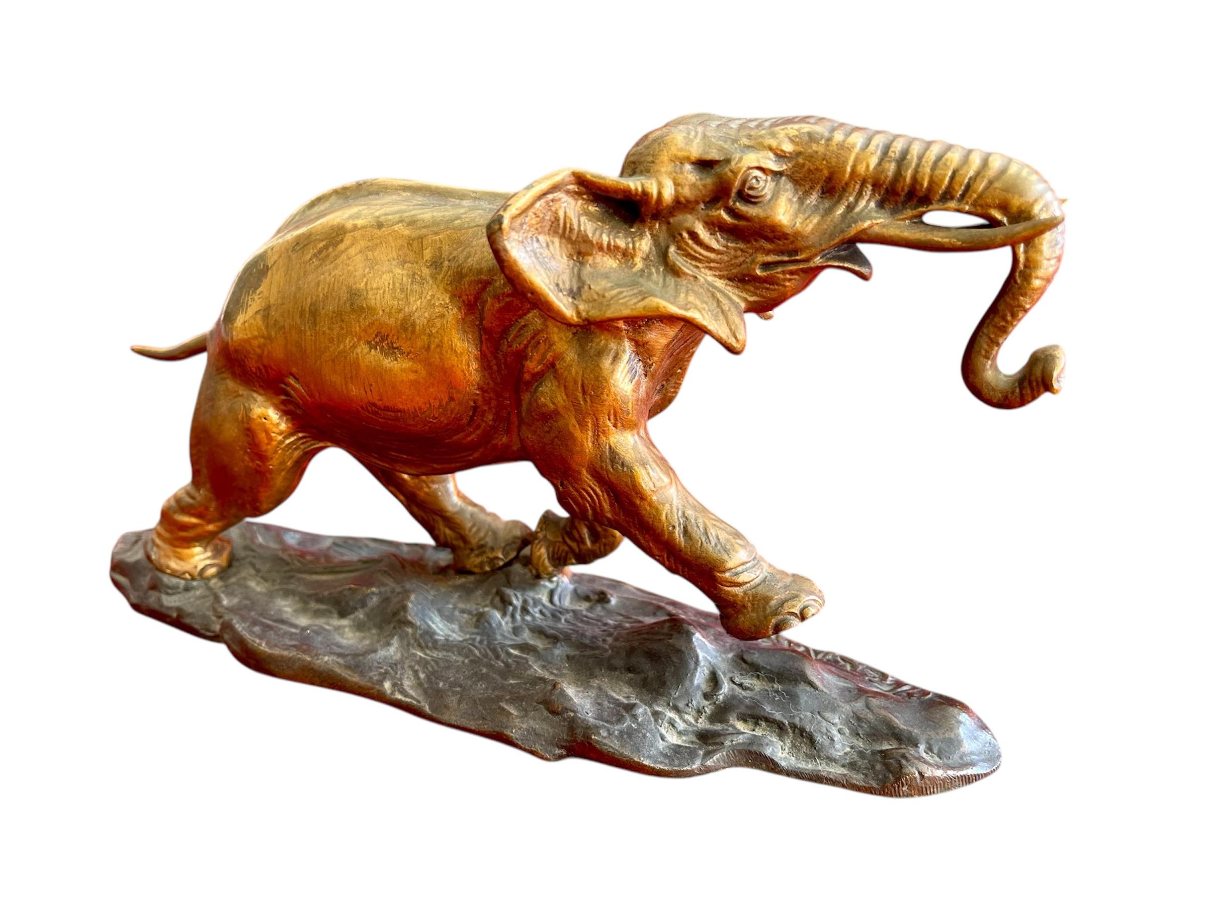 Graziosa scultura in bronzo con patina marrone per la terrazza e oro opaco. Rappresenta un elefante in corsa. Firmato EL Adnin.
 
 Dimensioni
 altezza 12.5 cm
 lunghezza 23,6 cm
 profondità 6,5 cm