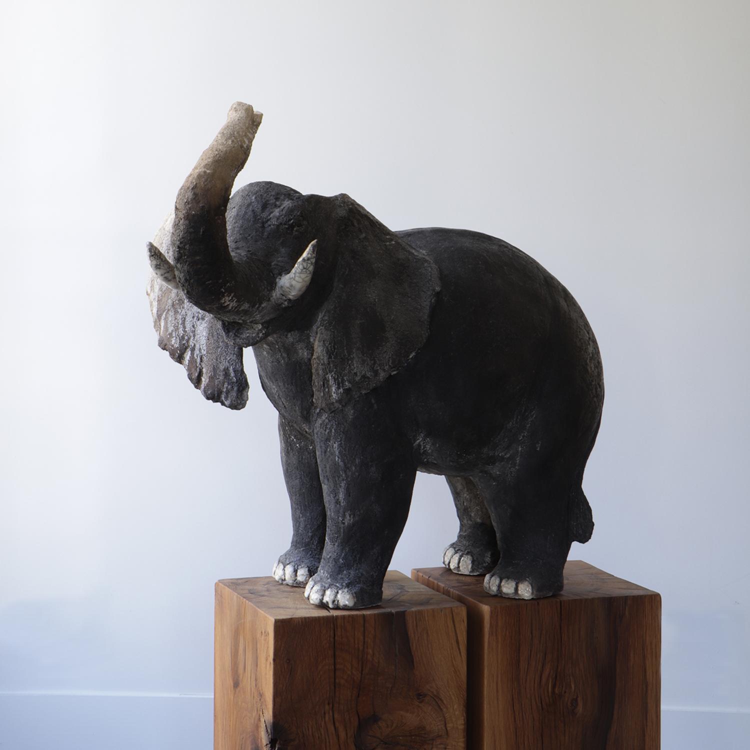 Dieser sehr bedeutende Elefant wurde von der Künstlerin und Bildhauerin Joanna Hair aus glasiertem Steinzeug hergestellt.