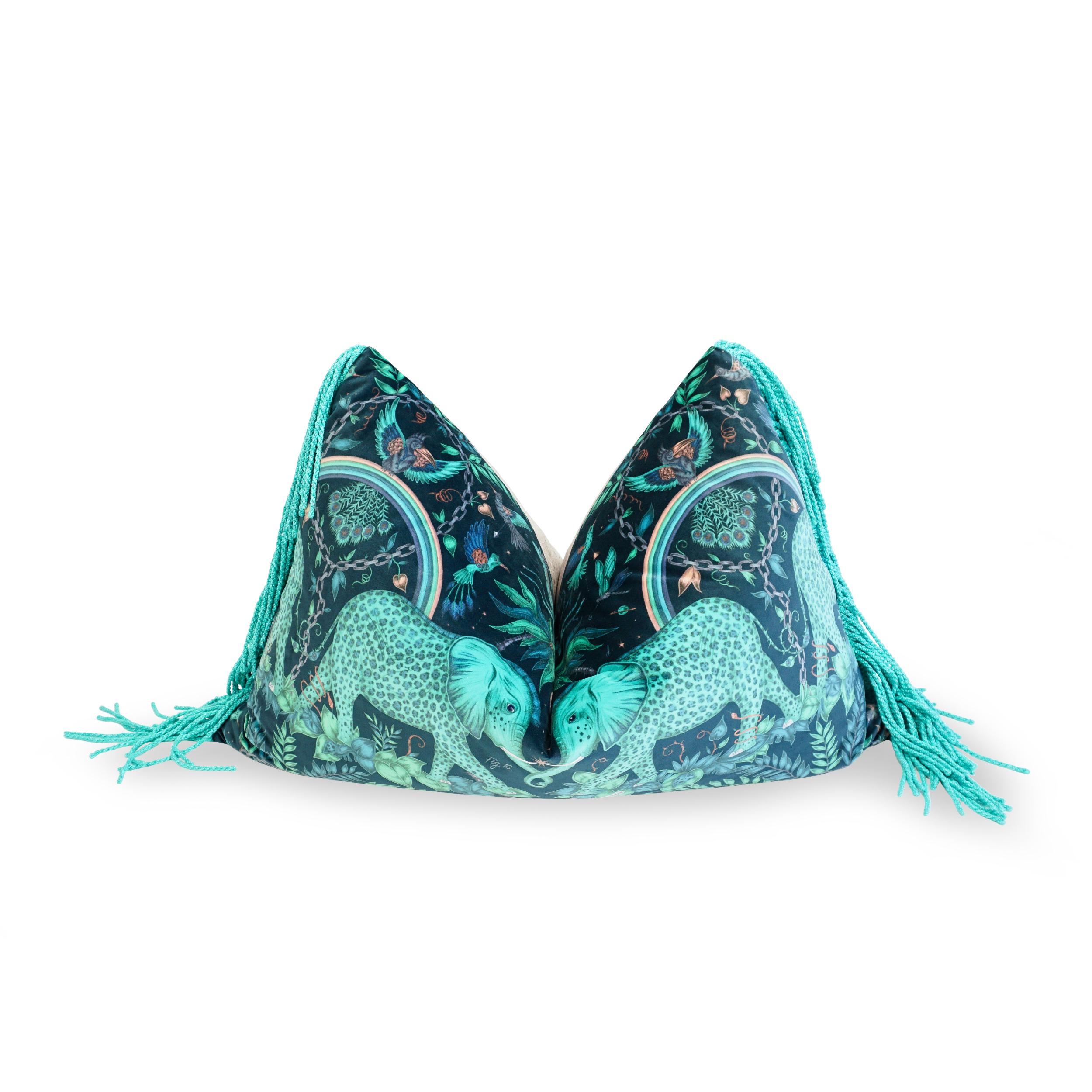 Cuscino oversize dal design fantastico, imbottito con un mix di piuma e piumino. Caratterizzato da velluto stampato a elefante a macchie di leopardo di Emma Shipley e frange a spazzola in tinta con il toro.

Misure:
Complessivamente: 40