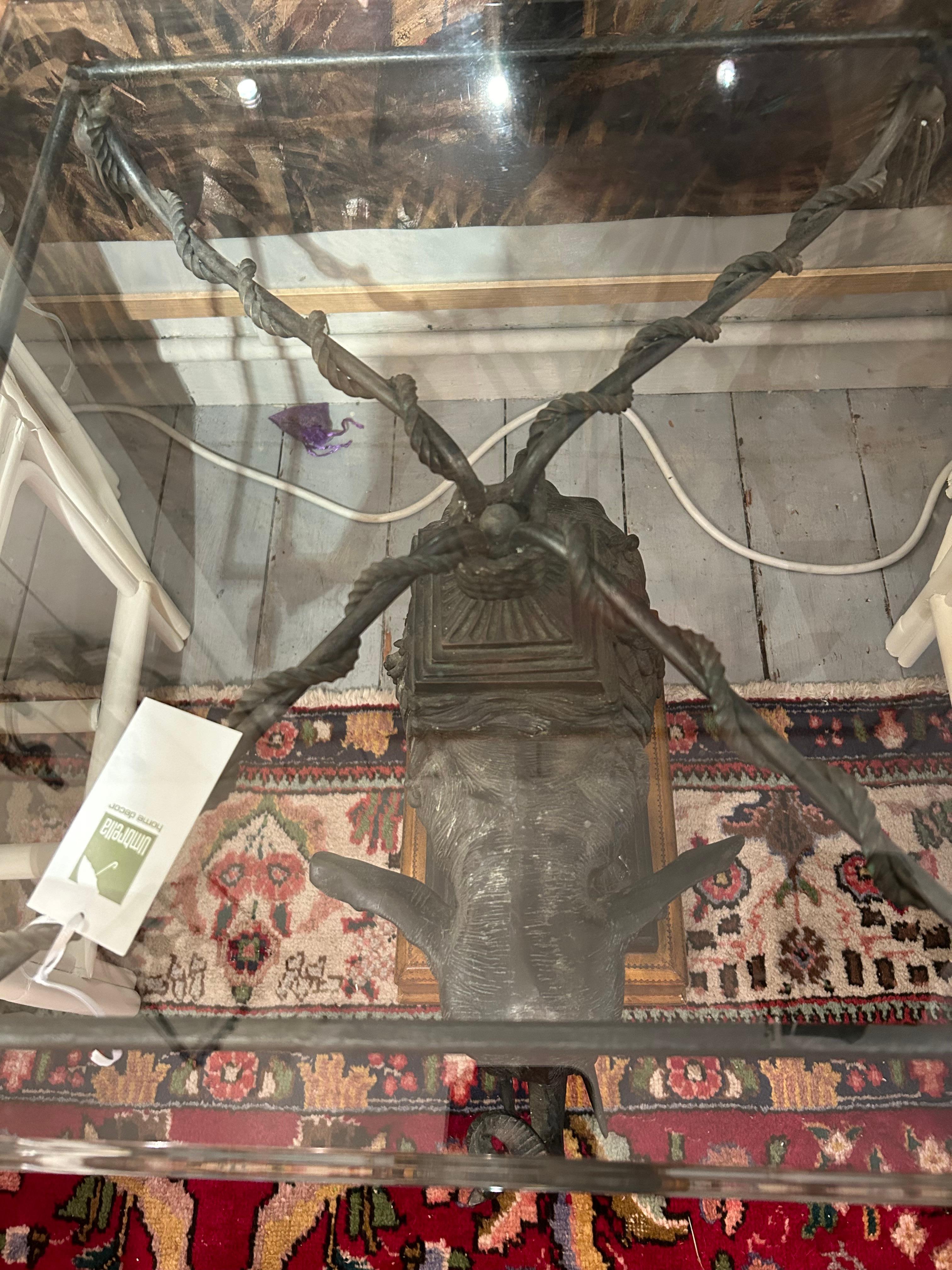 Beistelltisch mit Elefantenmotiv aus Eisen und abgeschrägtem Glas von Maitland Smith im Zustand „Gut“ in Hopewell, NJ