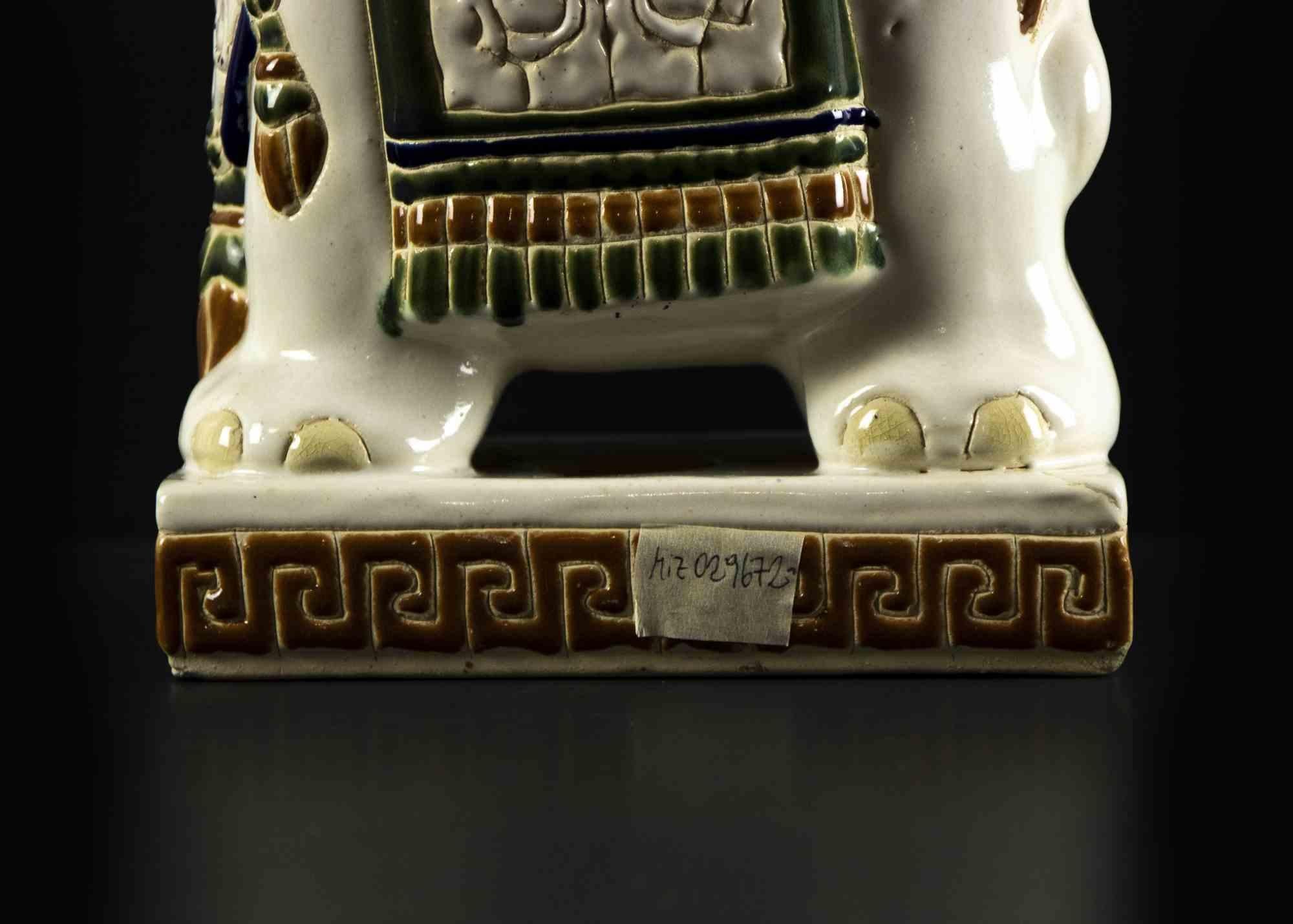 Asiatique Éléphant de la bonne chance, sculpture en céramique vintage, années 1970 en vente