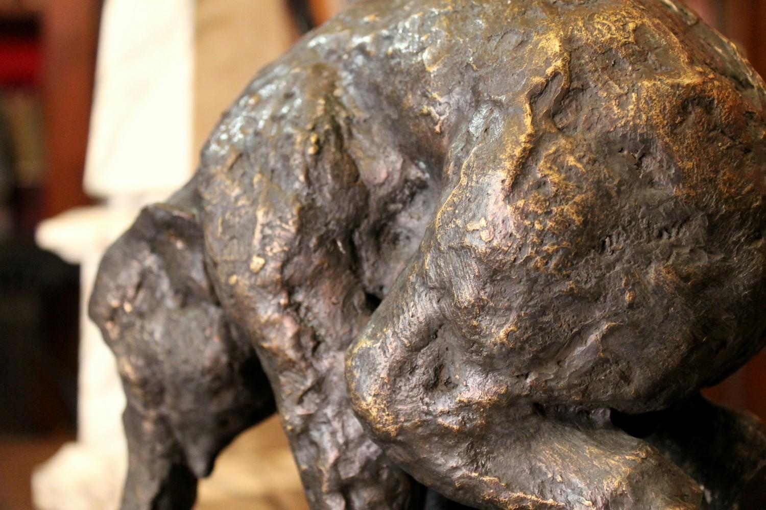 Eléphant sur piédestal en fer:: moulage à la cire perdue - Patine dorée Sculpture en bronze en vente 1
