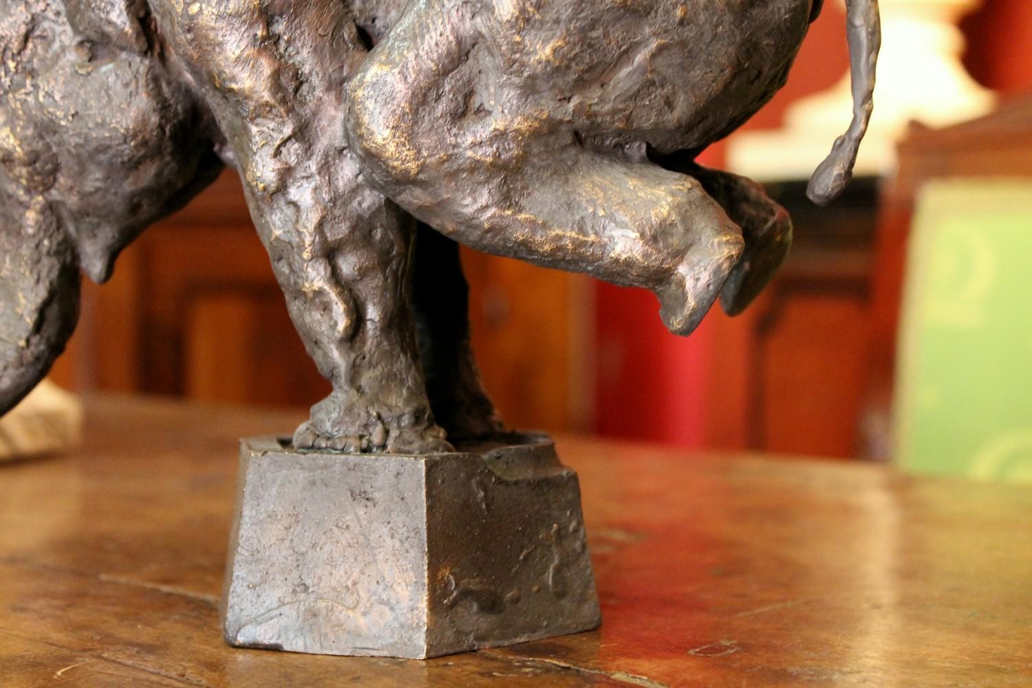 Eléphant sur piédestal en fer:: moulage à la cire perdue - Patine dorée Sculpture en bronze en vente 2