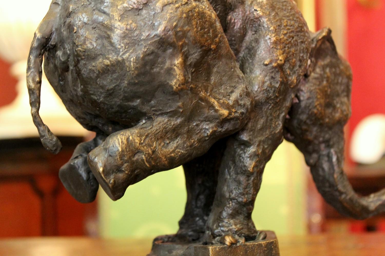 Eléphant sur piédestal en fer:: moulage à la cire perdue - Patine dorée Sculpture en bronze en vente 10