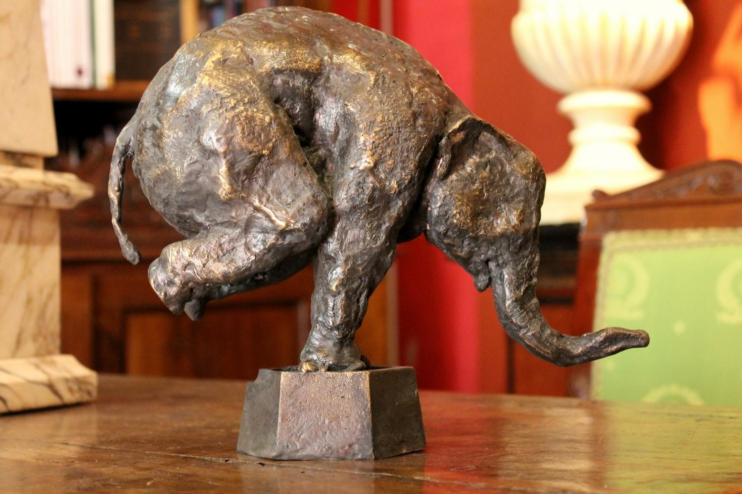 Moulage Eléphant sur piédestal en fer:: moulage à la cire perdue - Patine dorée Sculpture en bronze en vente