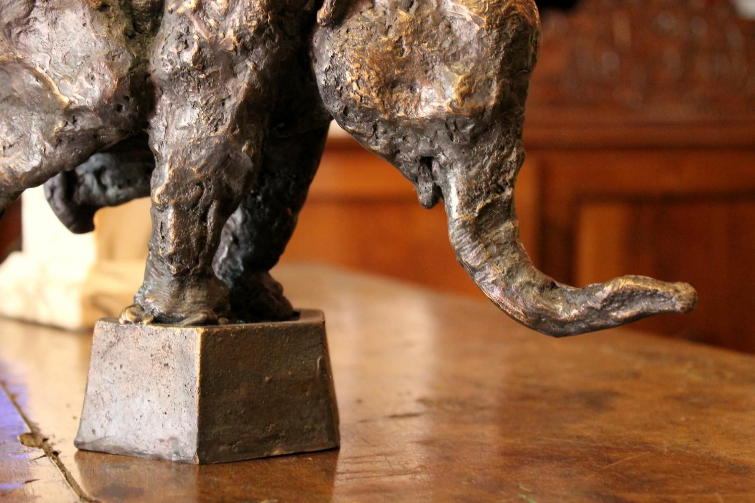 Bronze Eléphant sur piédestal en fer:: moulage à la cire perdue - Patine dorée Sculpture en bronze en vente