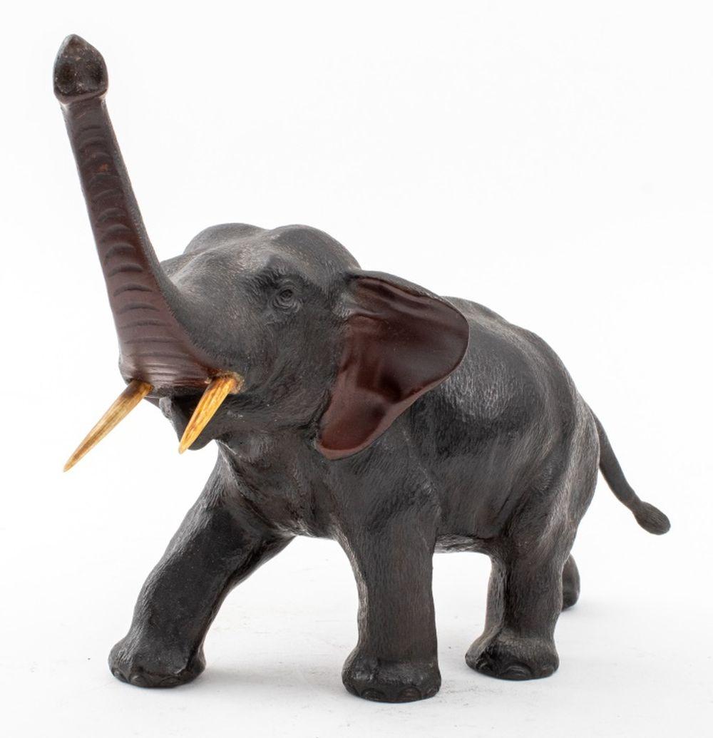 Elefant Patinierte Bronzeskulptur, mit Knochenstoßzähnen. 8